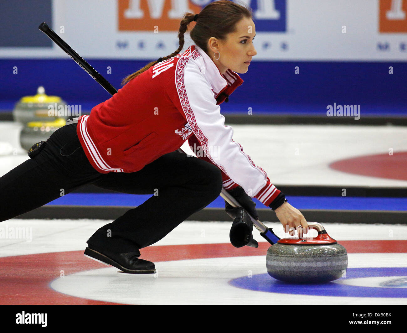 Anna Sidorova von Rußland liefert ihren Rock auf den Ford World Women Curling Meisterschaft 19. März 2014 in Saint John, Kanada. Stockfoto