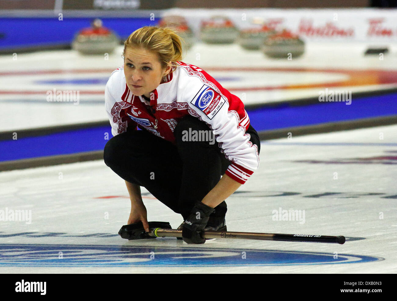 Russlands Margarita Fomina folgt ihr Schuss auf den Ford World Women Curling Meisterschaft 19. März 2014 in Saint John, Kanada. Stockfoto