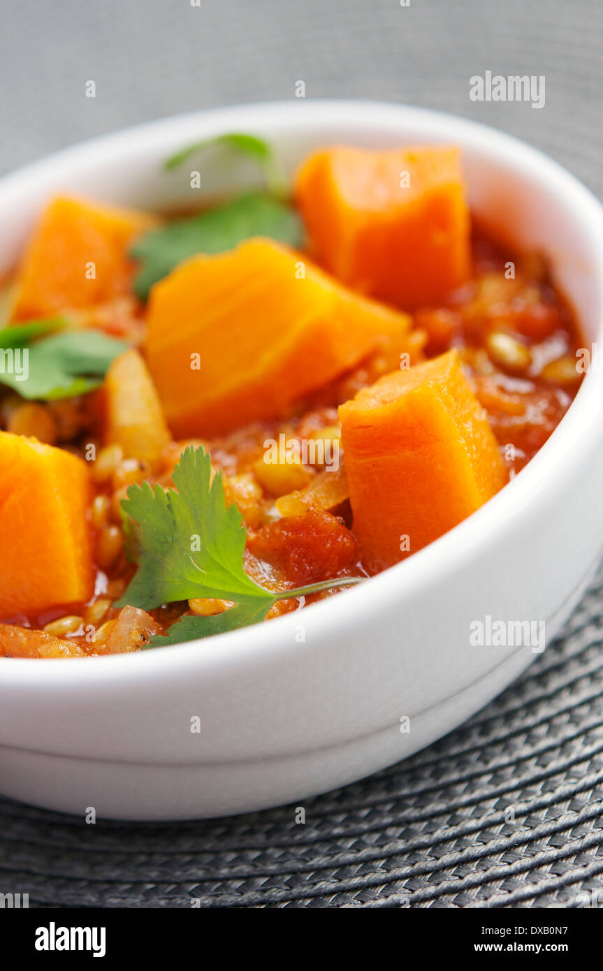 Eine herzhafte warme Herbst-Gericht mit Kürbis-Linsen. Stockfoto