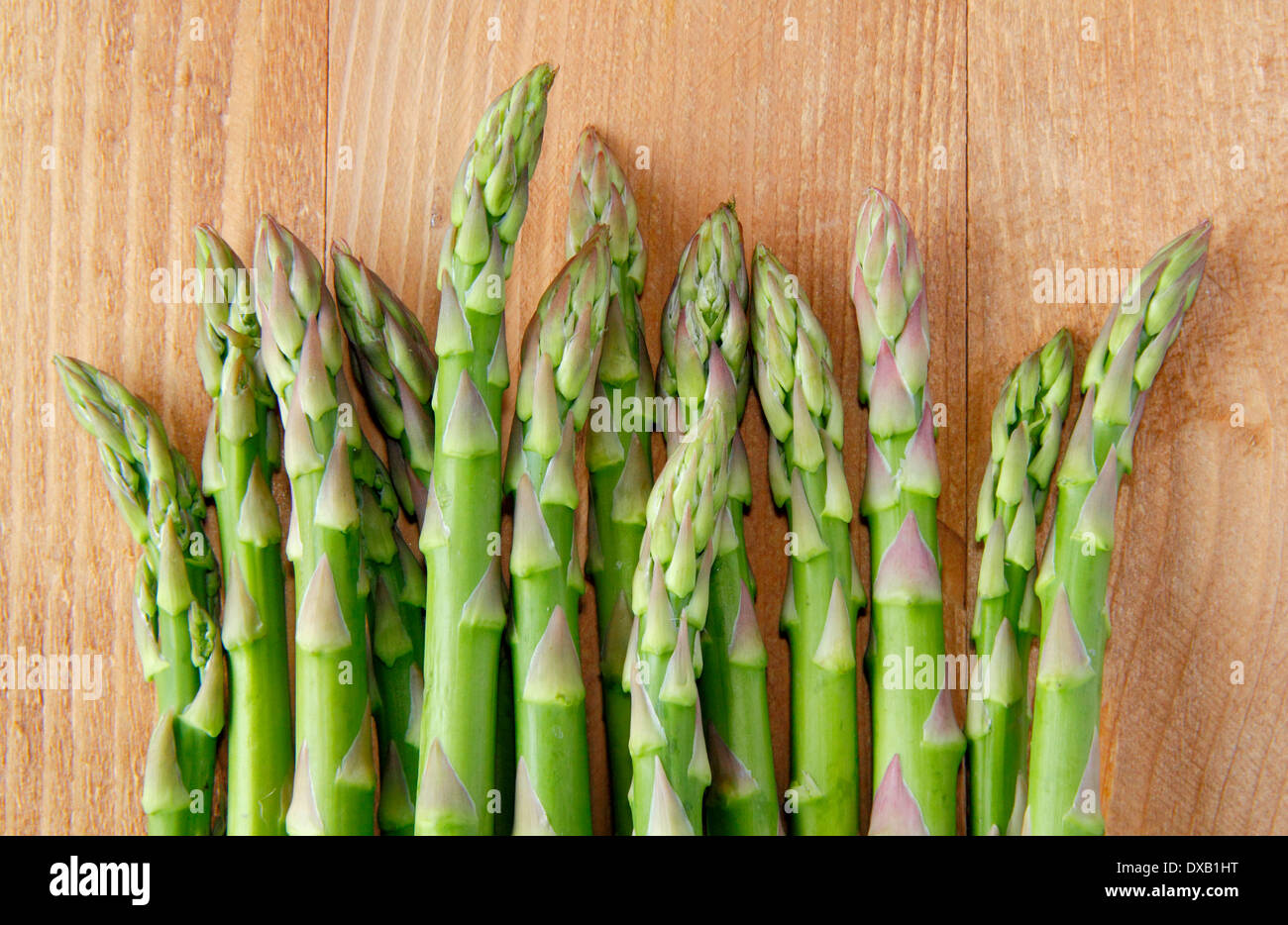 frischer grüner Spargel-Tipps/Stiele aus Holz Hintergrund, UK Stockfoto