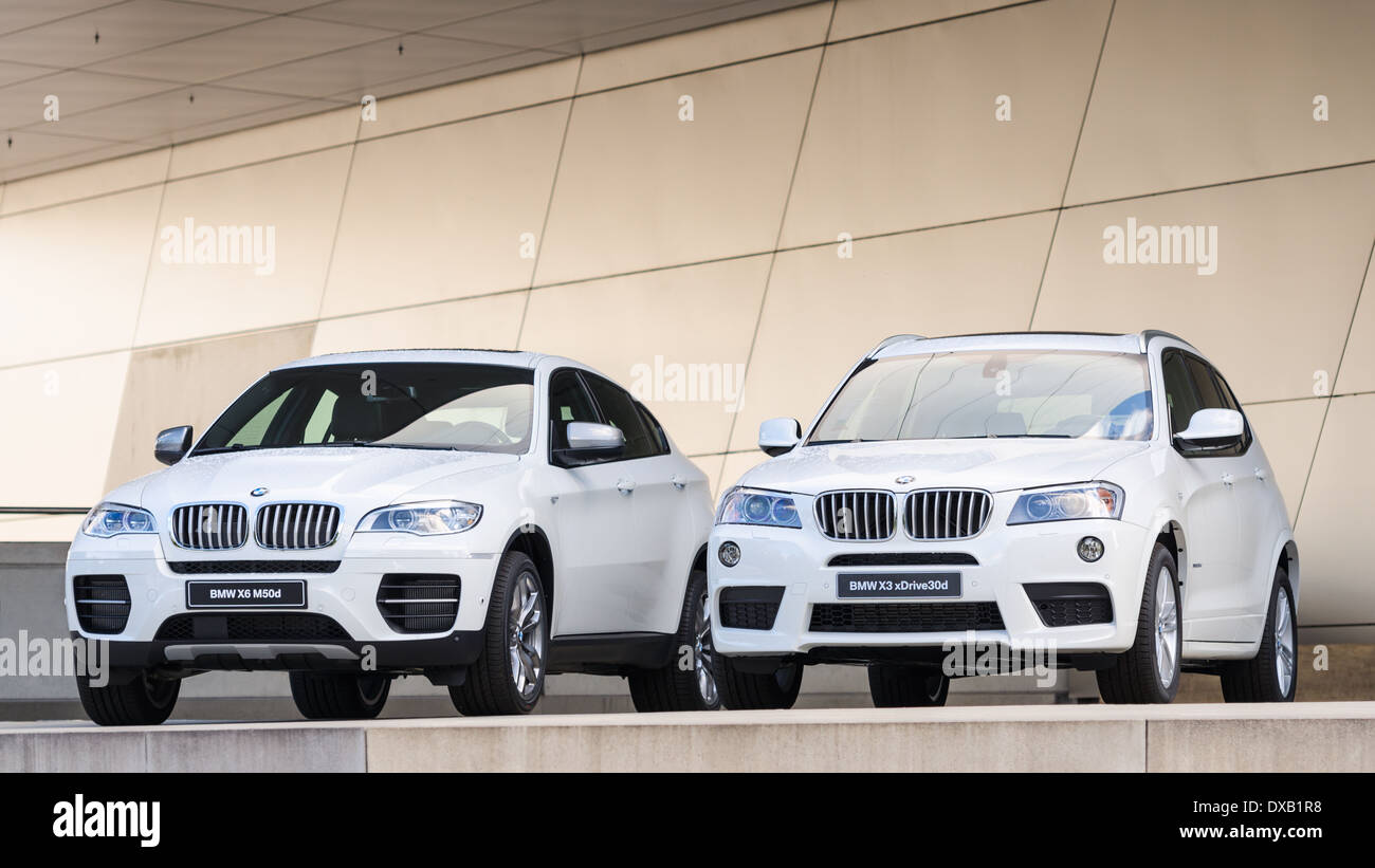 Neue Modelle von X3 X6 SUV BMW Welt zeigen präsentiert. Zwei weiße Autos auf Podium nach Regen nass. Stockfoto