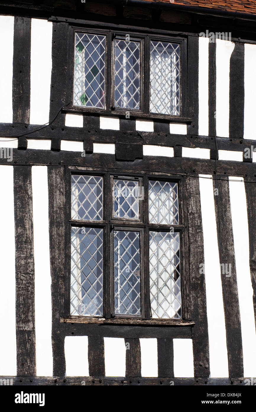 Bleihaltige Lichter auf einem alten Tudor-Gebäude. Stockfoto