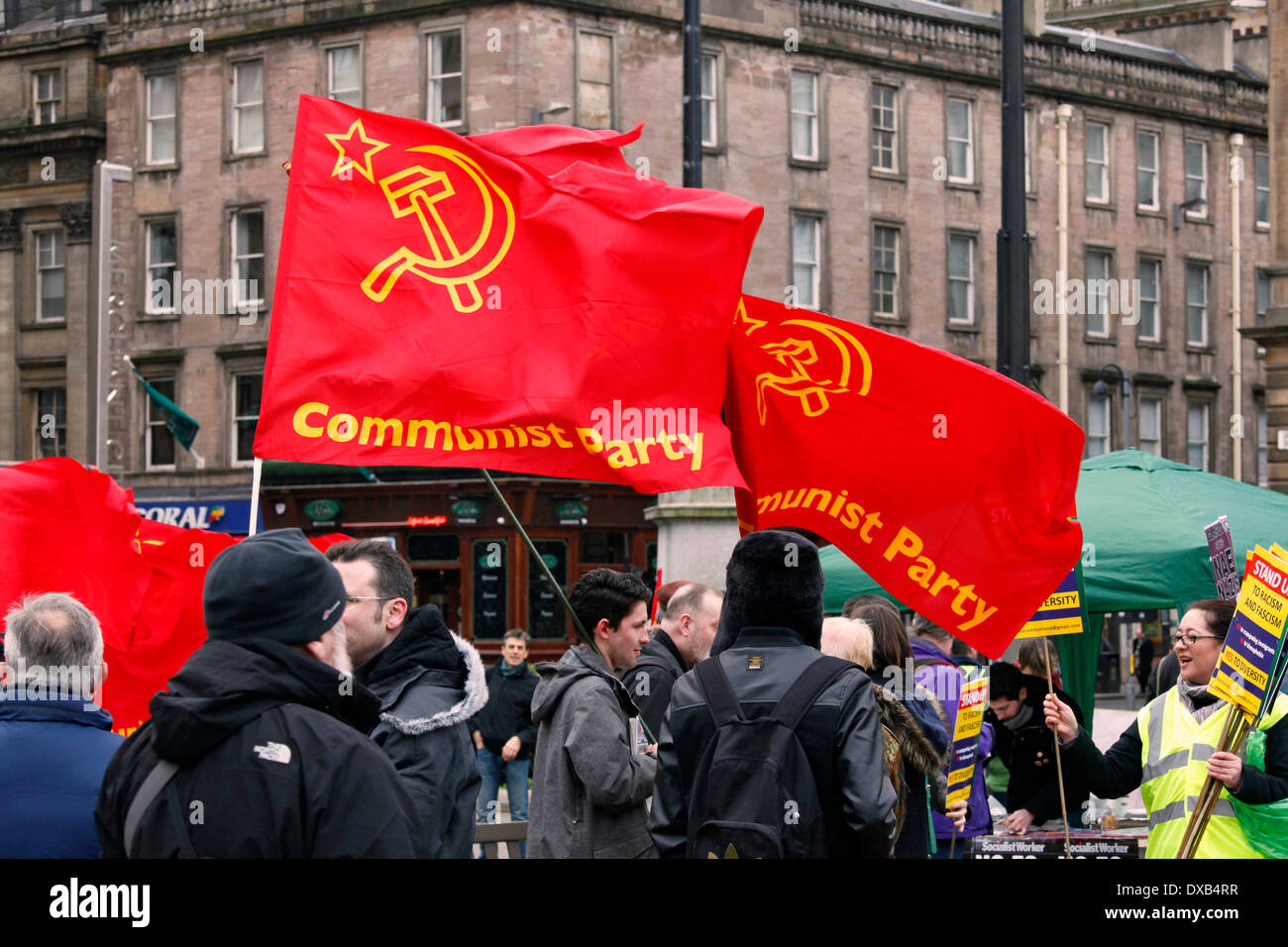 Glasgow, Schottland. 22. März 2014.  Anti-Rassismus-März und Demonstration in George Square, Glasgow, Schottland, UK, mit einer Parade durch die Straßen der Stadt-Zentrum statt. Die Demonstration wurde von der schottischen Zweig der "United Against Fascism" Antifaschismus Tag der Vereinten Nationen mit vielen Interessengruppen und AAMER ANWAR, ein prominenter Gleichheiten Rechtsanwalt Teilnahme Credit feiern organisiert: Findlay/Alamy Live News Stockfoto