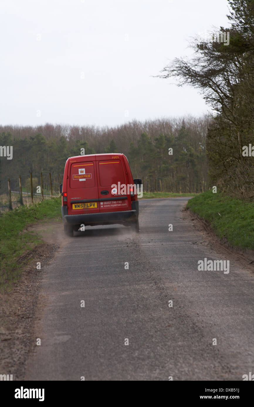 Royal Mail van fahren entlang Landstraße bei Dorset im März Stockfoto