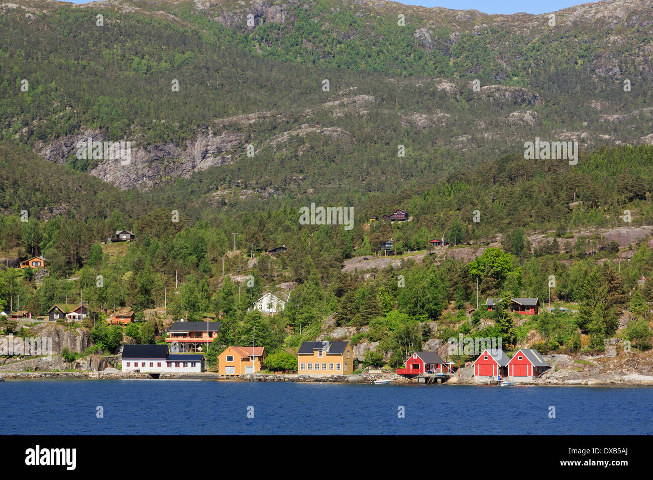 Fischerhütten und Bootshäuser an norwegischen Küste, Osterfjorden-Fjord in der Nähe von Bergen, Hordaland, Norwegen, Skandinavien, Europa Stockfoto