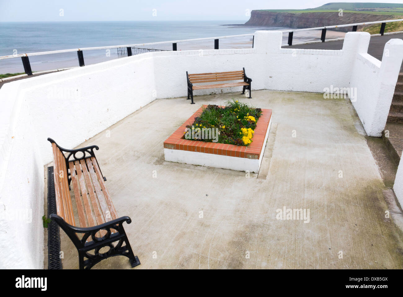 Eine geschützte sonnige Sitzecke auf einer Klippe an der viktorianischen Badeort Saltburn North Yorkshire England Stockfoto