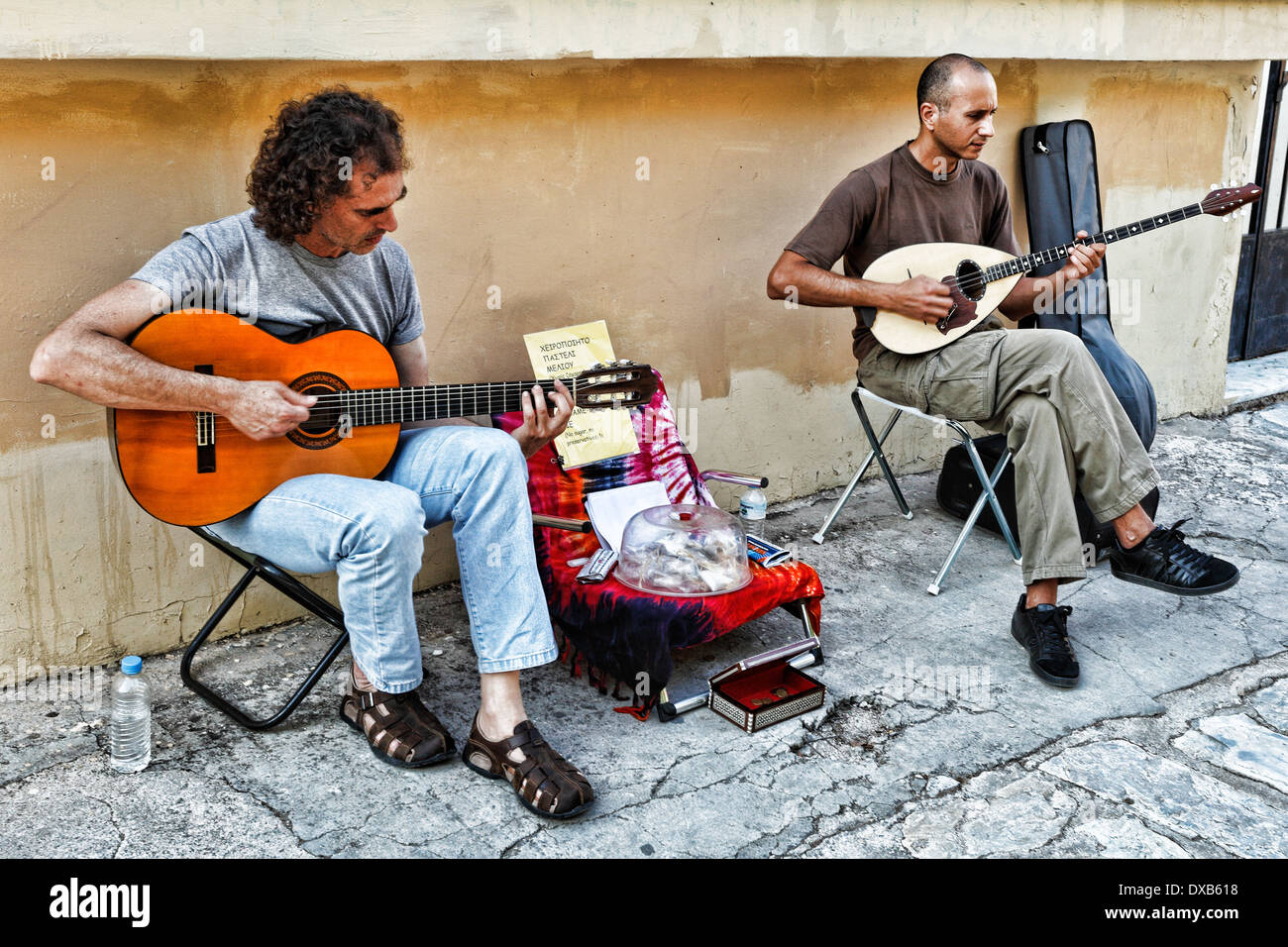 Musiker spielen Gitarre und Bouzouki in der Straße von Athen, Griechenland Stockfoto