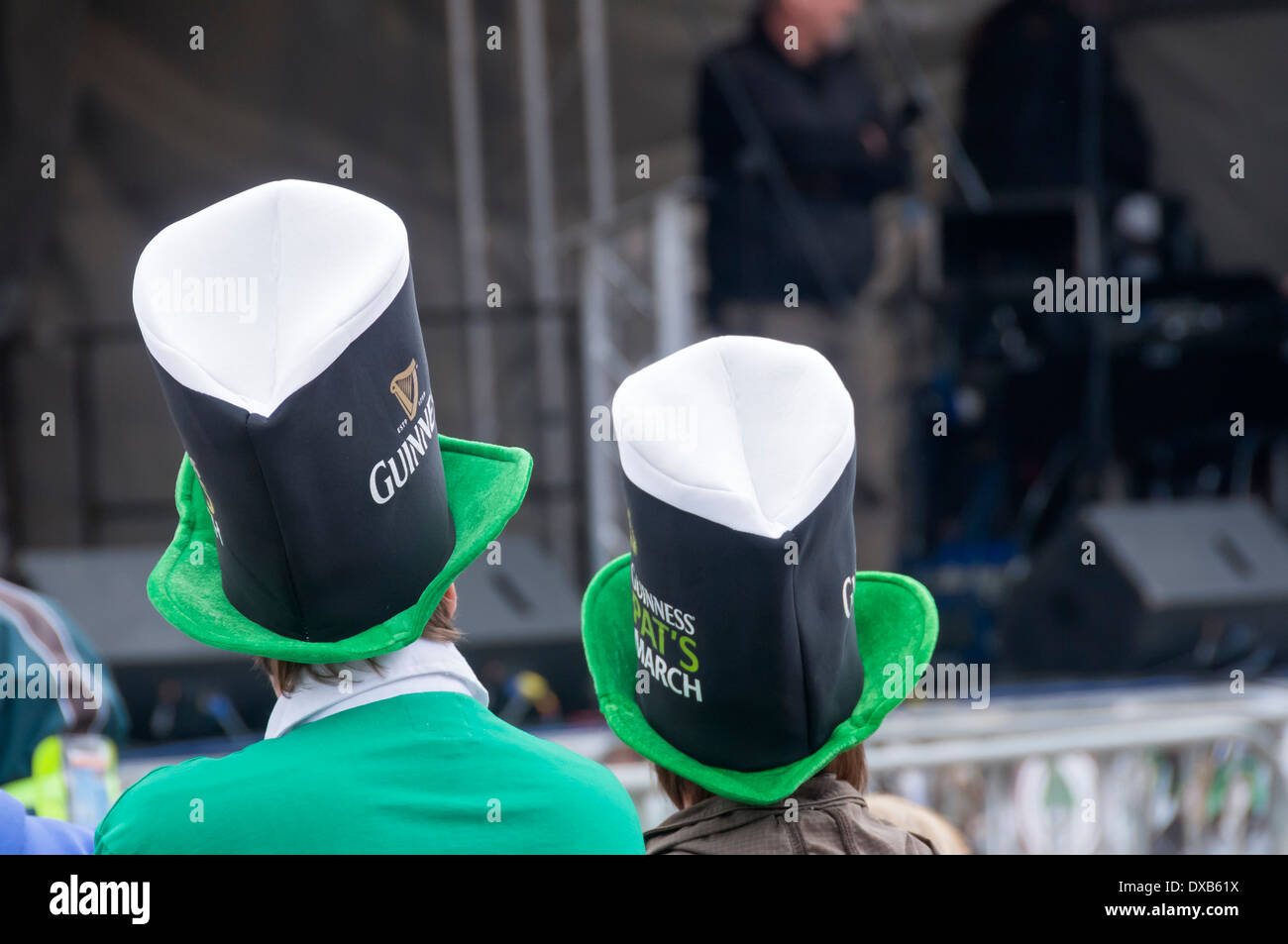Zwei Zuschauer mit Guiness Hüte, St. Patricks Day Festival, Nottingham, England, UK Stockfoto