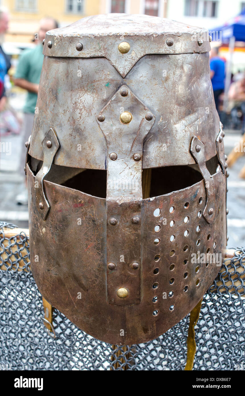 Mittelalterliche Rüstung am Mittelalterfest von Brasov Stadt Stockfoto