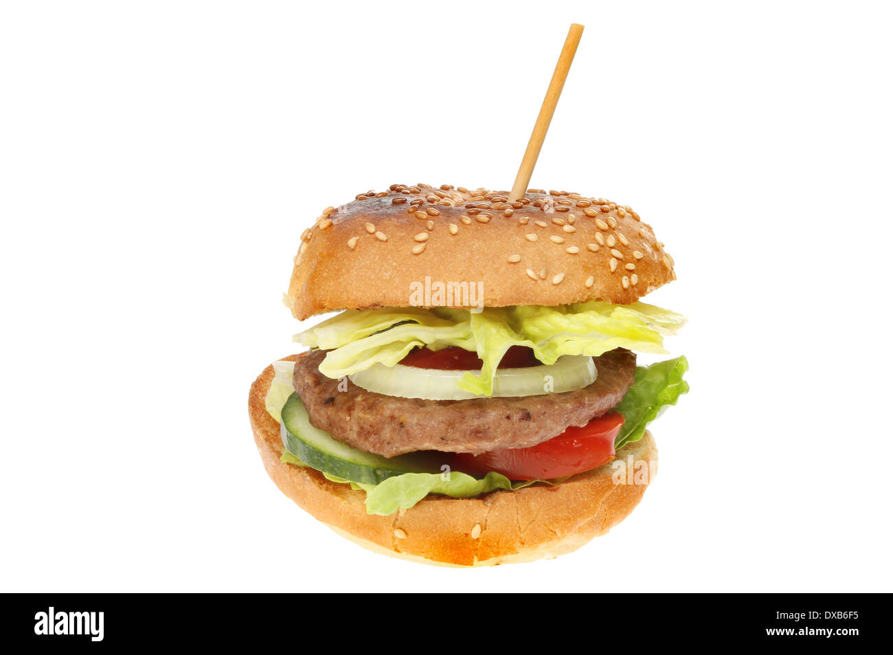 Rindfleisch-Burger mit Salat in einem gerösteten Sesamsamen ausgesät Brötchen isoliert gegen weiß Stockfoto