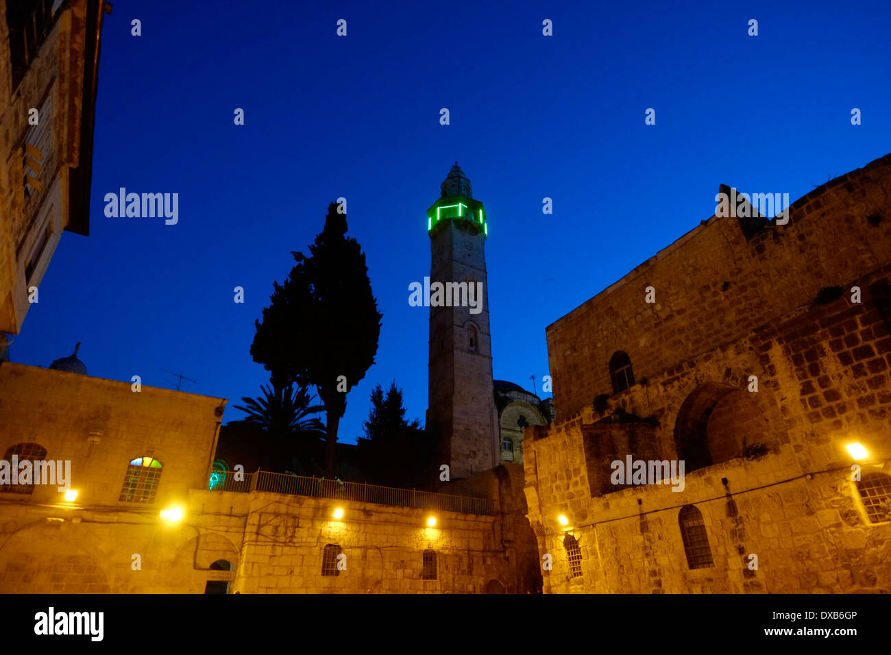 Das Minarett der Moschee von Omar ibn Khattab, das 1193 vom Ayyubiden Sultan Al-Afdal ibn Salah ad-DIN zum Gedenken an das Gebet des Kalifen Omar errichtet wurde, der sich neben der Grabeskirche im christlichen Viertel der Altstadt von Jerusalem Israel befindet Stockfoto