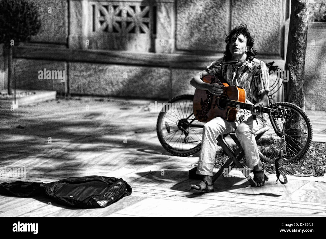 Ein Musiker spielt Gitarre in der Straße von Athen, Griechenland Stockfoto