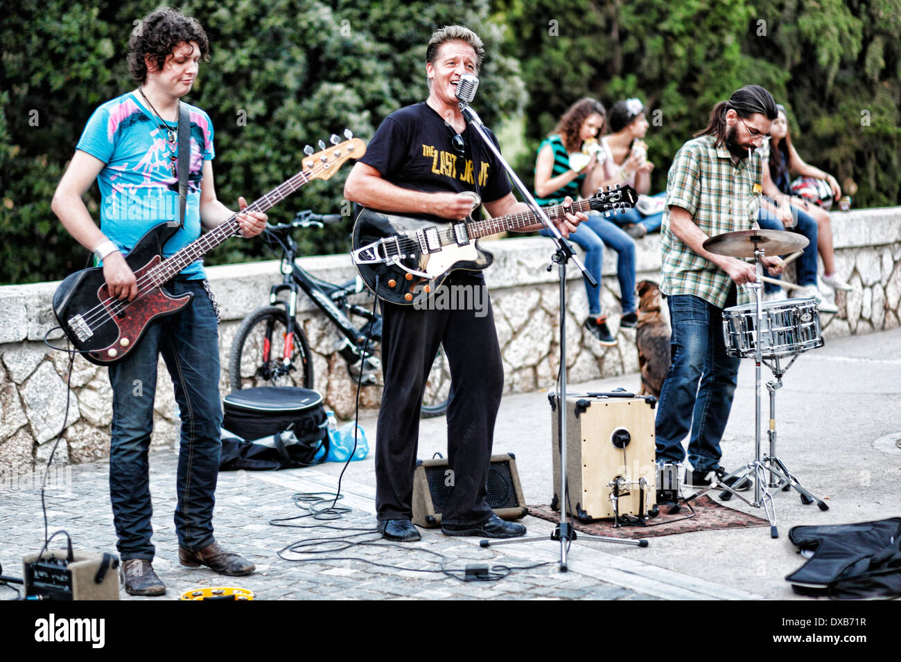 Musiker spielen in der Straße von Athen, Griechenland Stockfoto