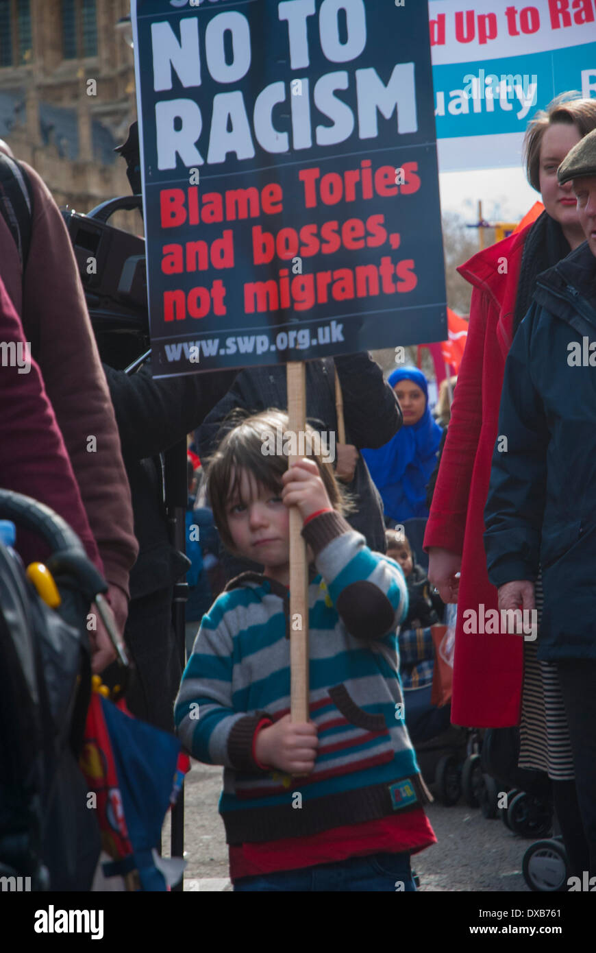 London, UK. 22. März 2014. Ein junge wartet am Old Palace Yard hält einen Nein zu Rassismus-Banner vor der Anti-Rassismus-Rallye zum Trafalgar Square im Zentrum von London. Bildnachweis: Peter Manning/Alamy Live-Nachrichten Stockfoto