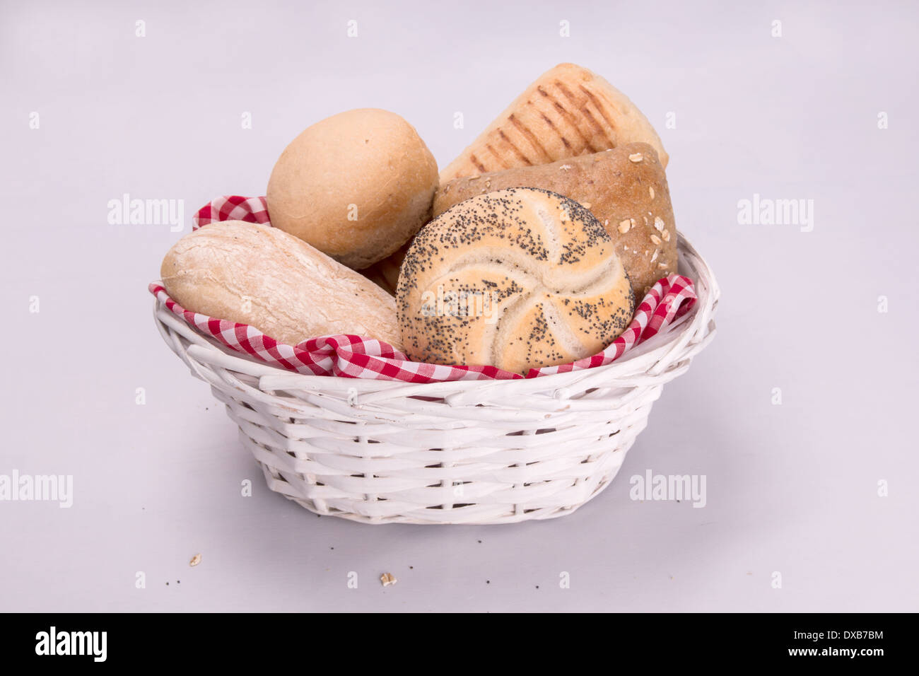 "Weiße und braune Brot Brötchen"weißen Korb""rot-weiß karierte Futter"ausgesät Brot" Mohn (1 von 5) Stockfoto
