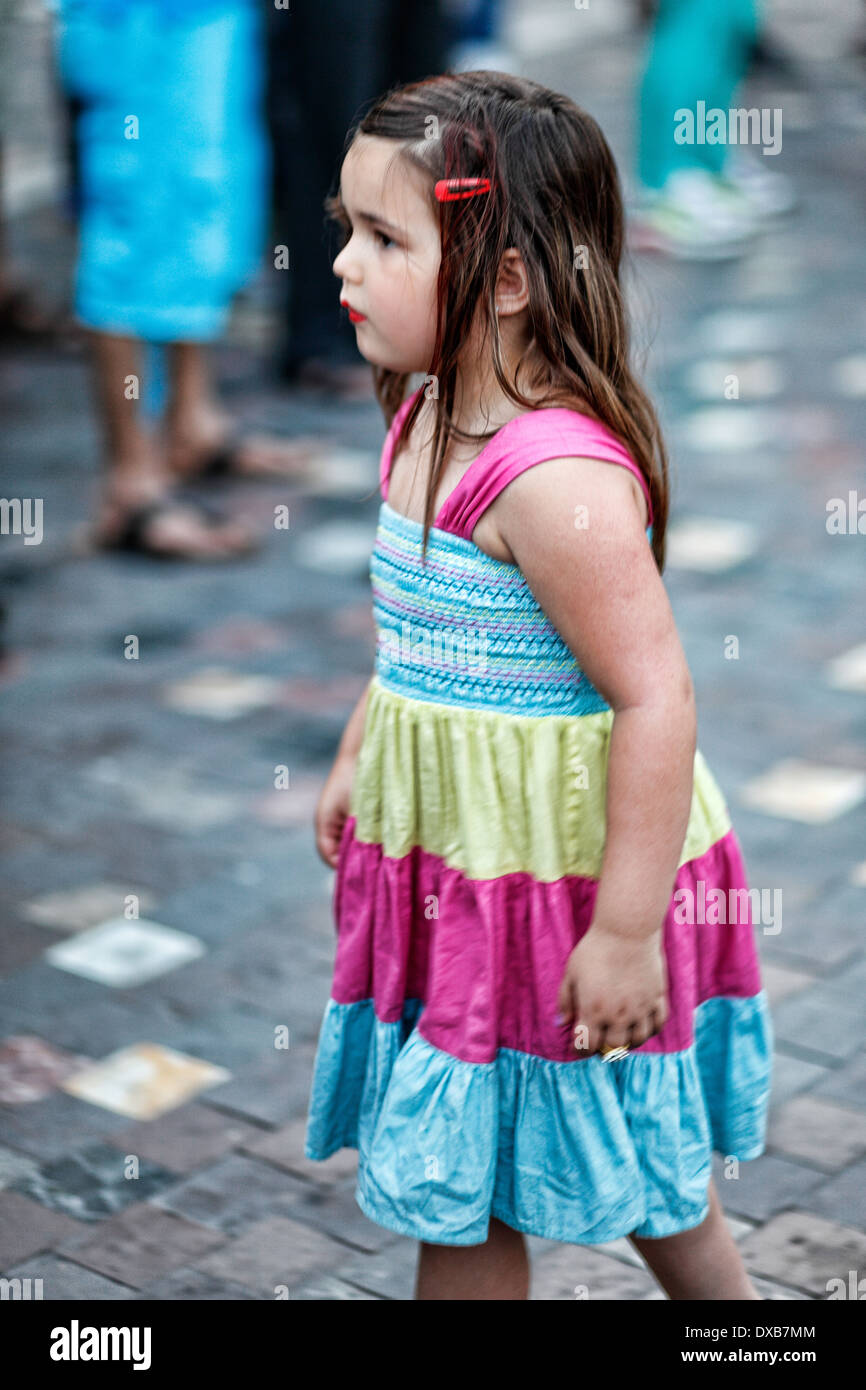 Wunderschönes kleines Mädchen in den Straßen von Athen, Griechenland Stockfoto