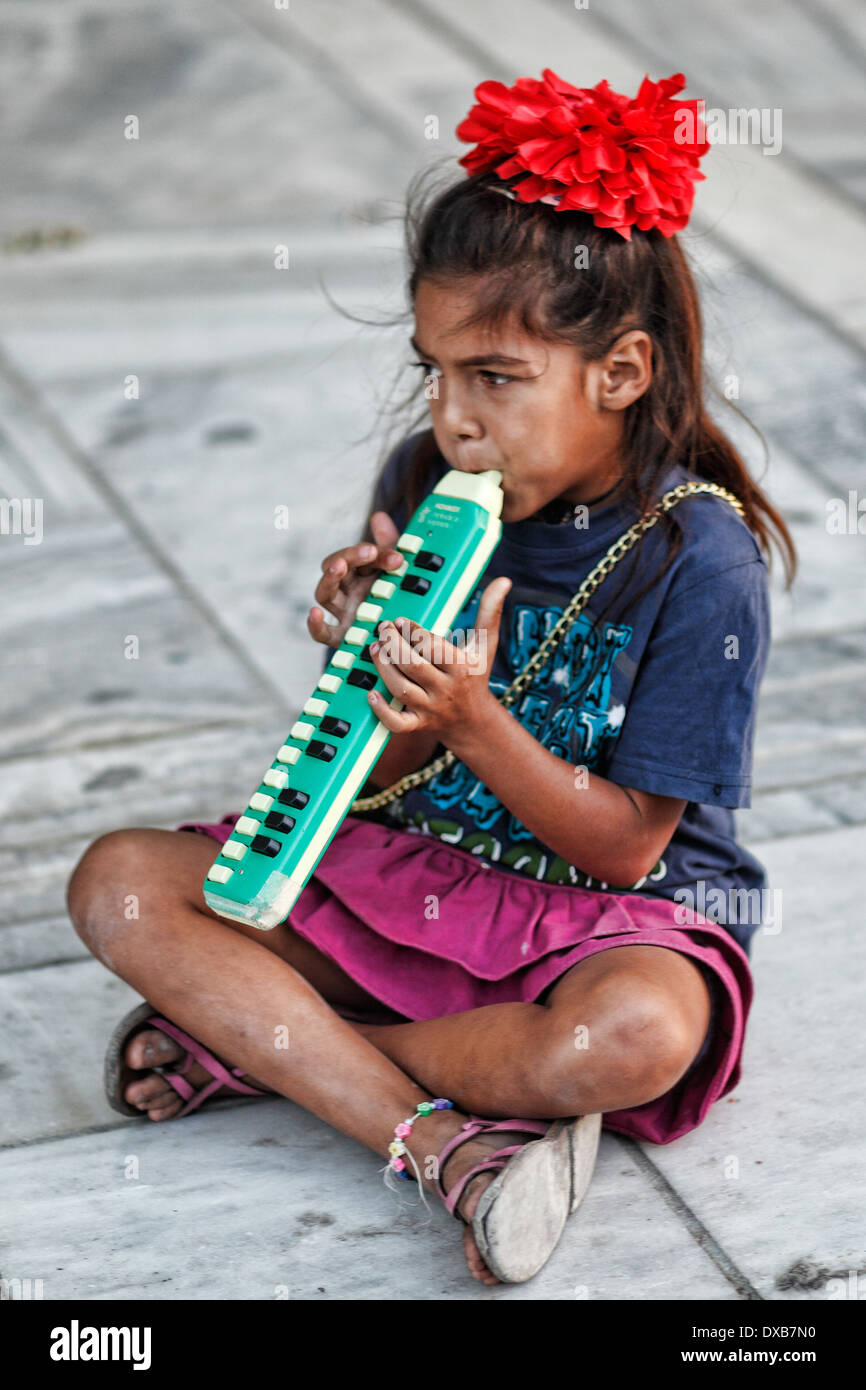 Ein Mädchen spielen Melodica in der Straße von Athen, Griechenland Stockfoto