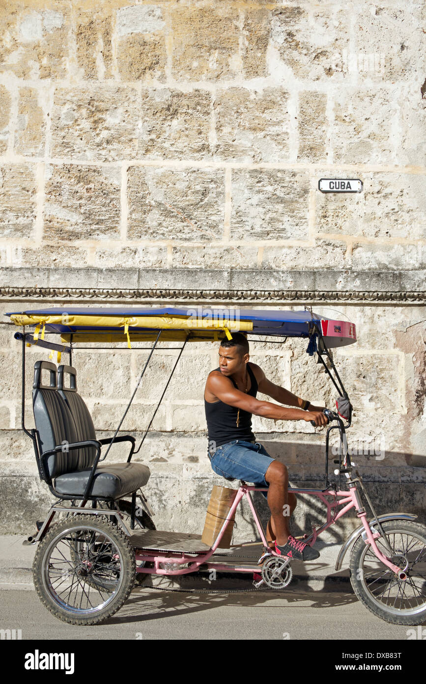 Fahrrad-Taxi wartet unter Kuba Wegweiser Alt-Havanna-Kuba Stockfoto