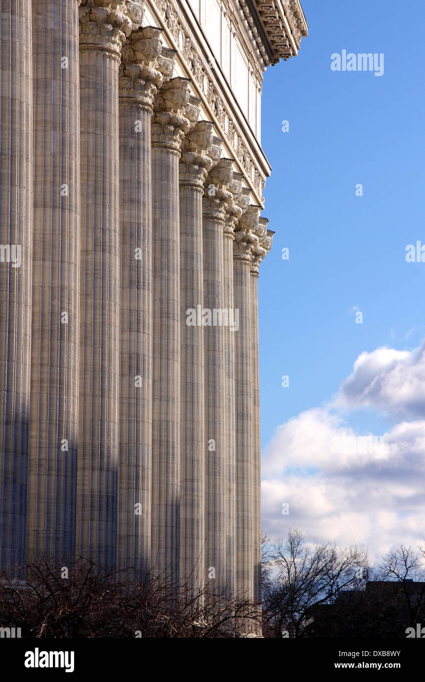Klassizistischen Säulengänge mit korinthischen Hauptstädte als finden Sie in vielen öffentlichen Gebäuden aus dem 19. und 20. Jahrhunderts. Stockfoto