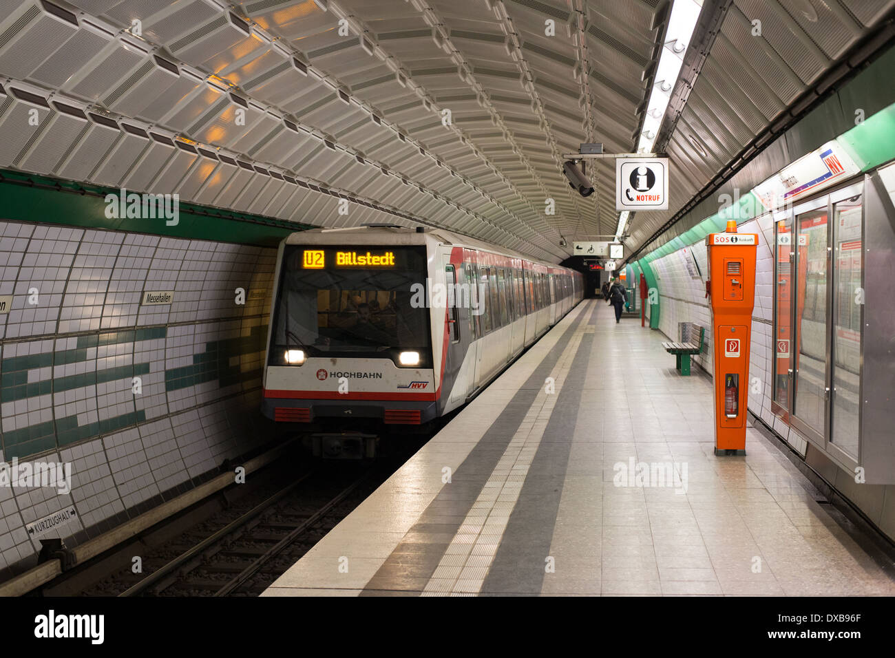 HVV-Zug an der u-Bahnstation U Messehallen in Hamburg, Deutschland im Februar 2014. Stockfoto