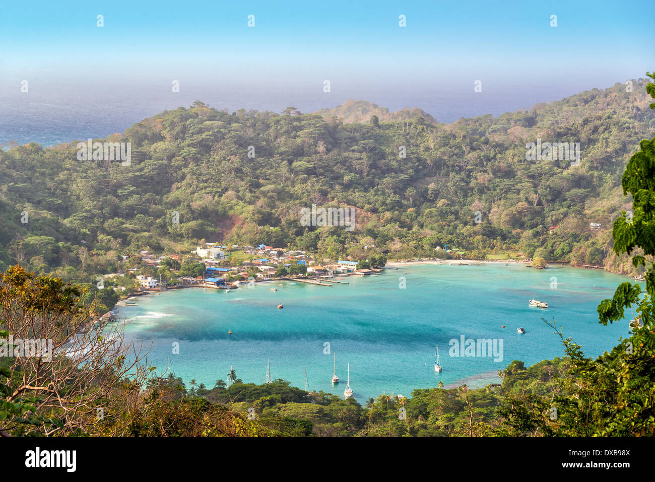 Blick auf die türkisblaue Bucht Sapzurro nahe Capurgana, Kolumbien Stockfoto