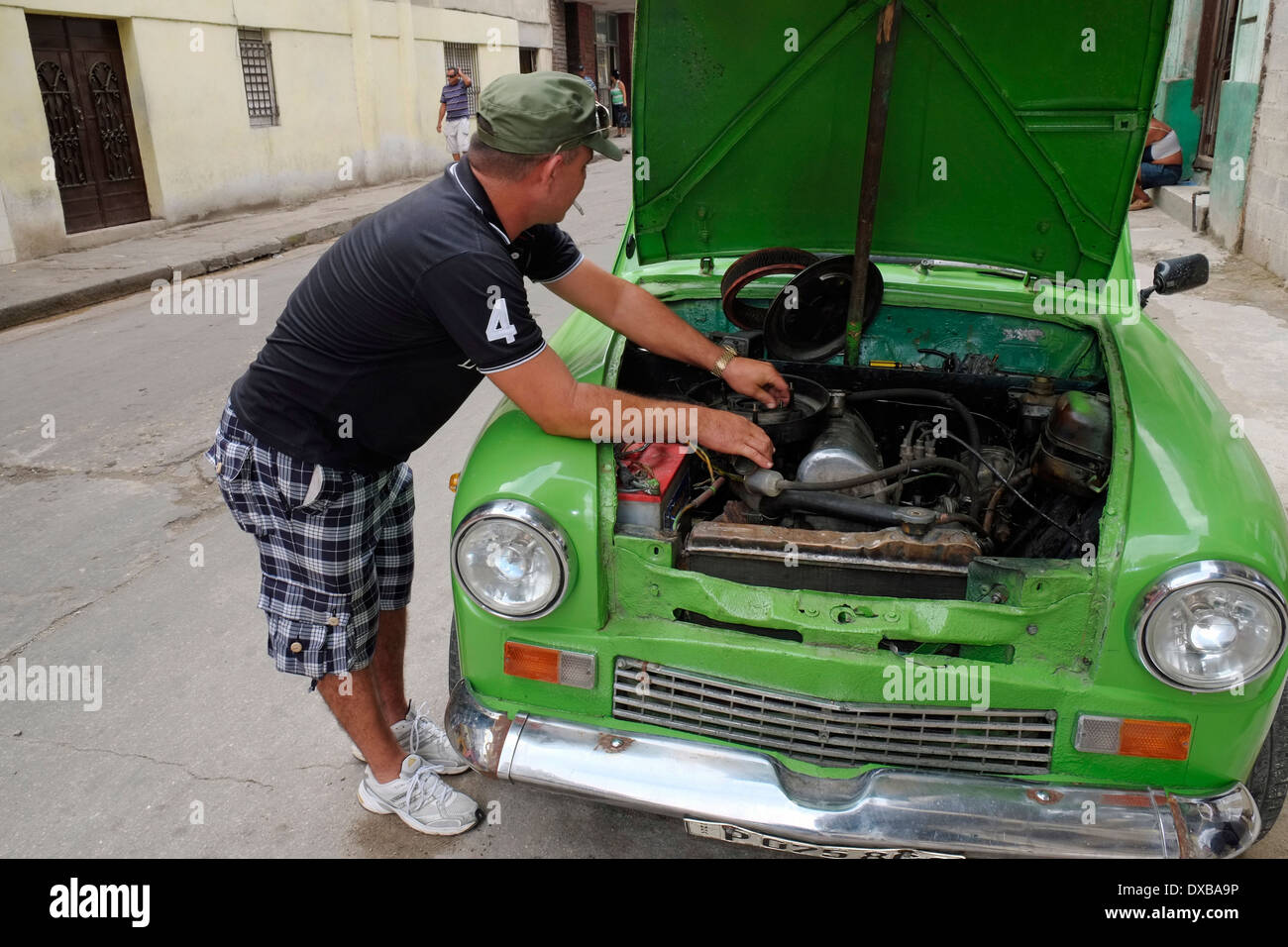 Eine kubanische arbeitet an seinen 50er Standard 10-Motorwagen in zentralen Havanna, Kuba. Stockfoto