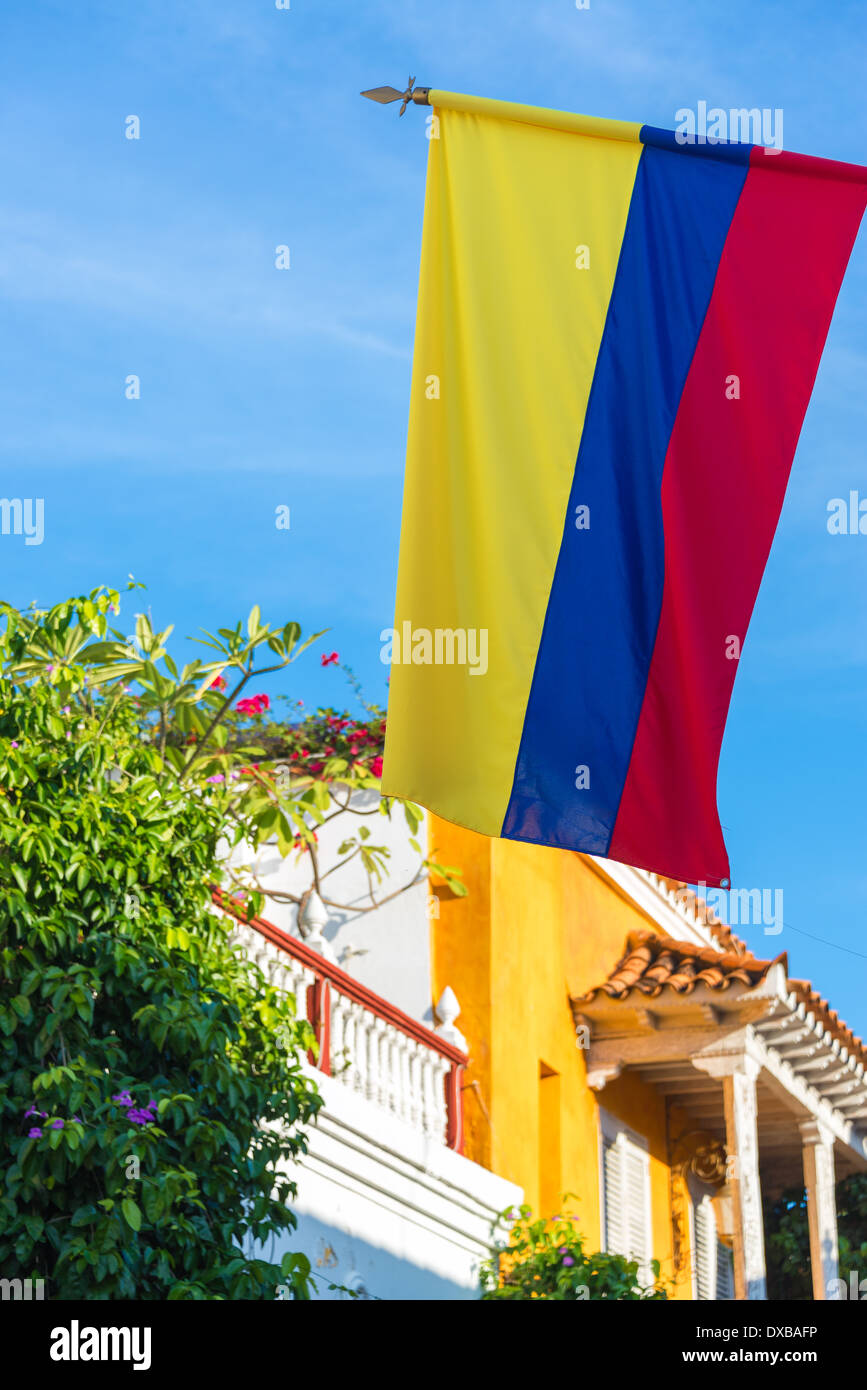 Blick auf die kolumbianische Flagge mit kolonialer Architektur und blauer Himmel in Cartagena, Kolumbien Stockfoto