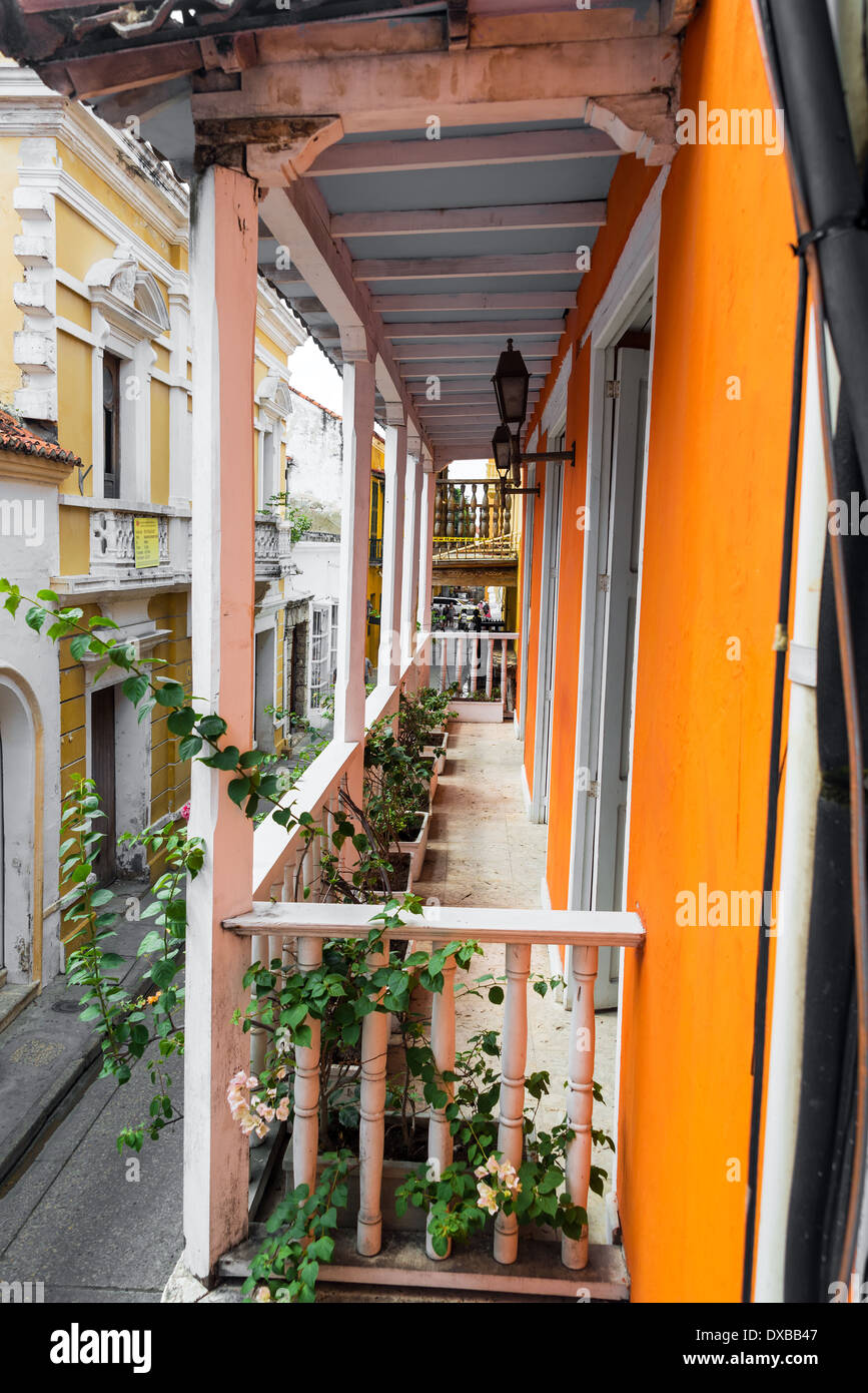 Blick auf orangefarbenen und weißen kolonialen Balkon in der historischen Stadt Cartagena, Kolumbien Stockfoto