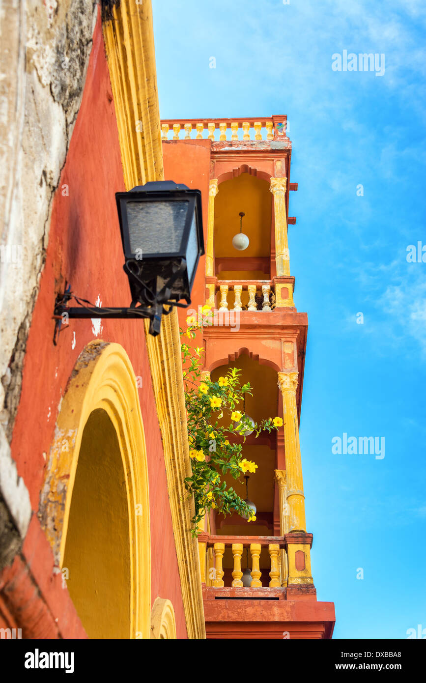 Orange und gelbe Balkone in der Nähe von Getsemani in der historischen Stadt Cartagena, Kolumbien Stockfoto