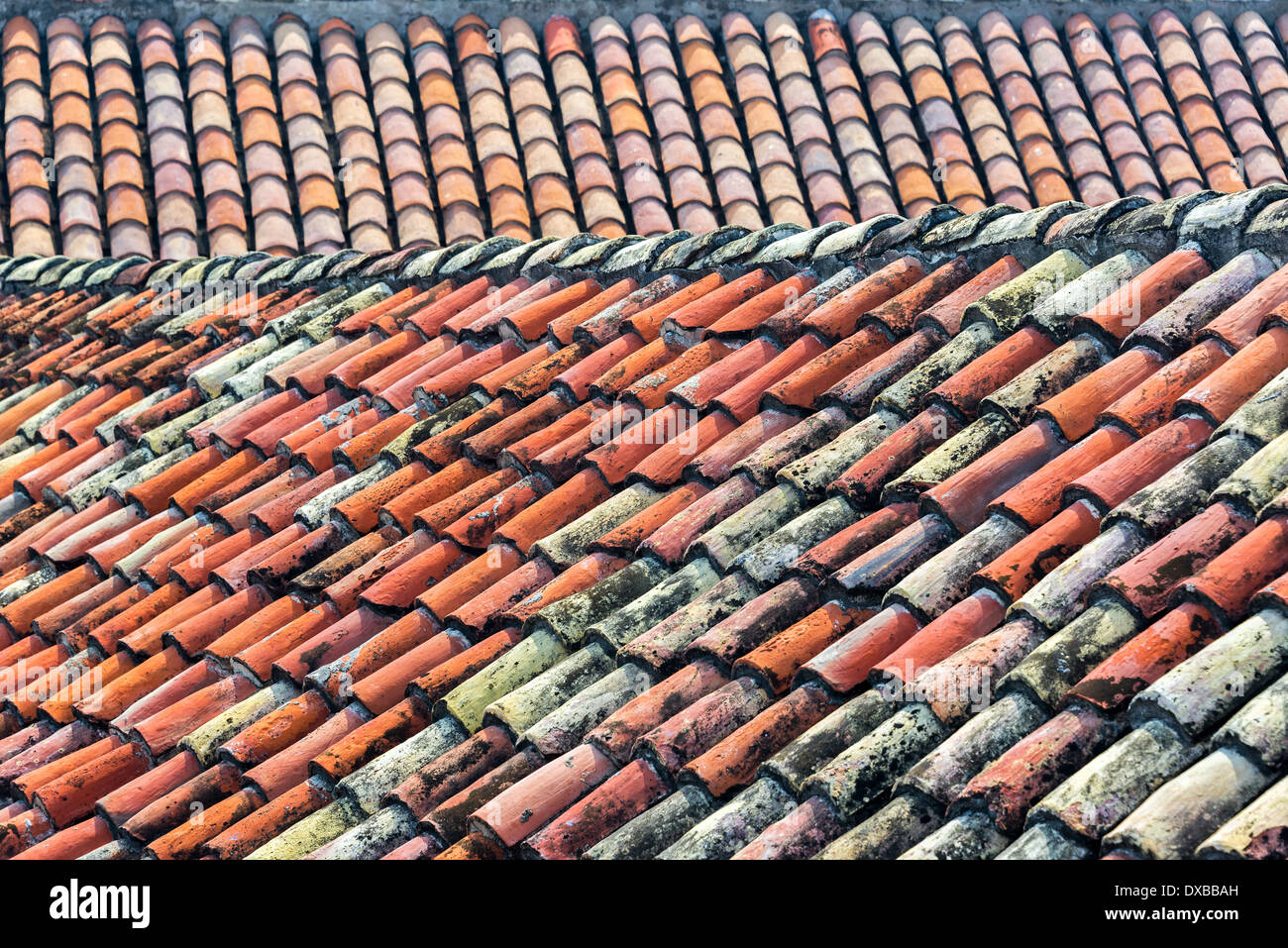 Alte Dachziegel bilden ein Muster auf einer kolonialen Gebäude in der historischen Altstadt von Cartagena, Kolumbien Stockfoto