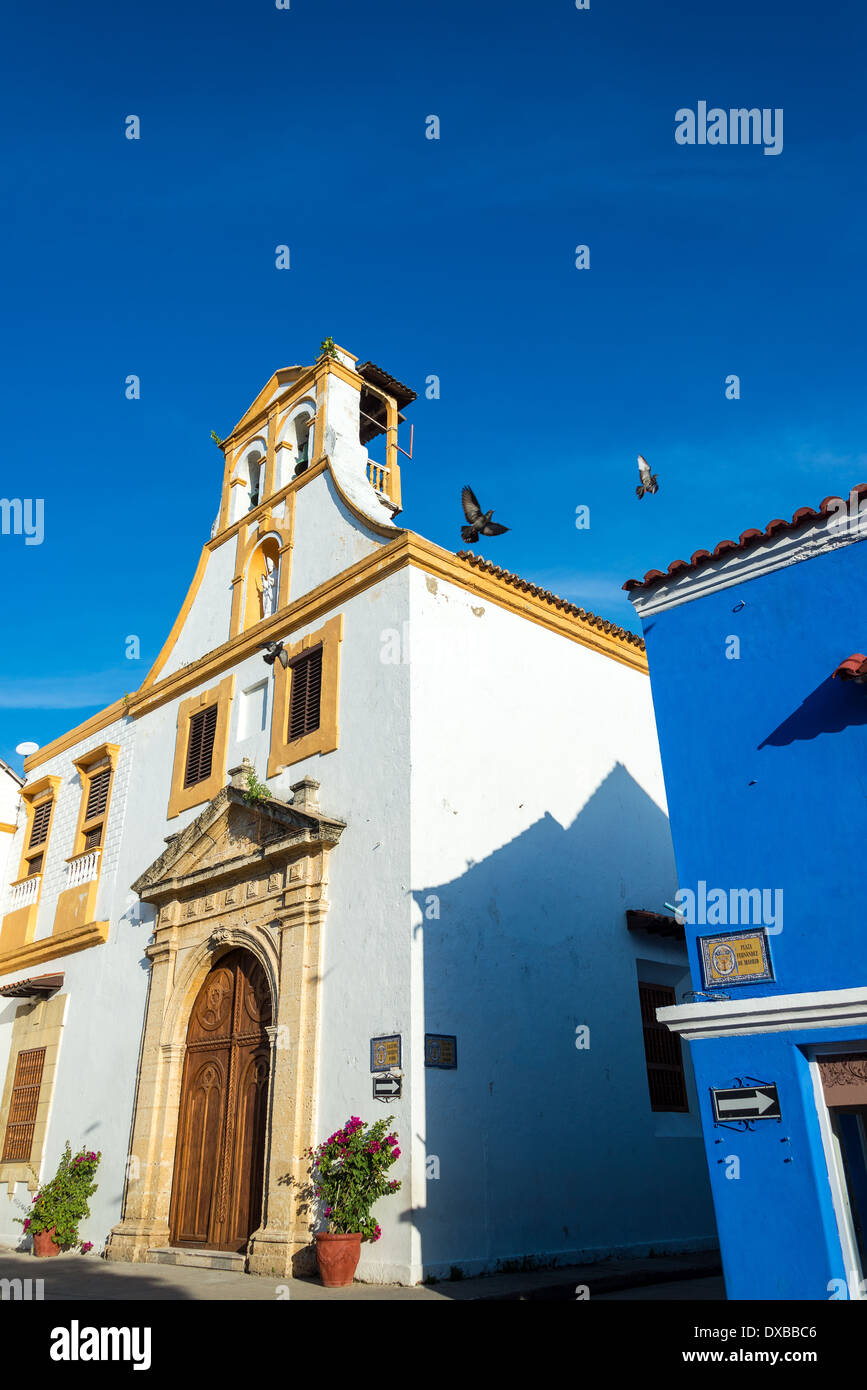 Weißen kolonialen Kirche mit einem tiefblauen Himmel in der Altstadt von Cartagena, Kolumbien Stockfoto