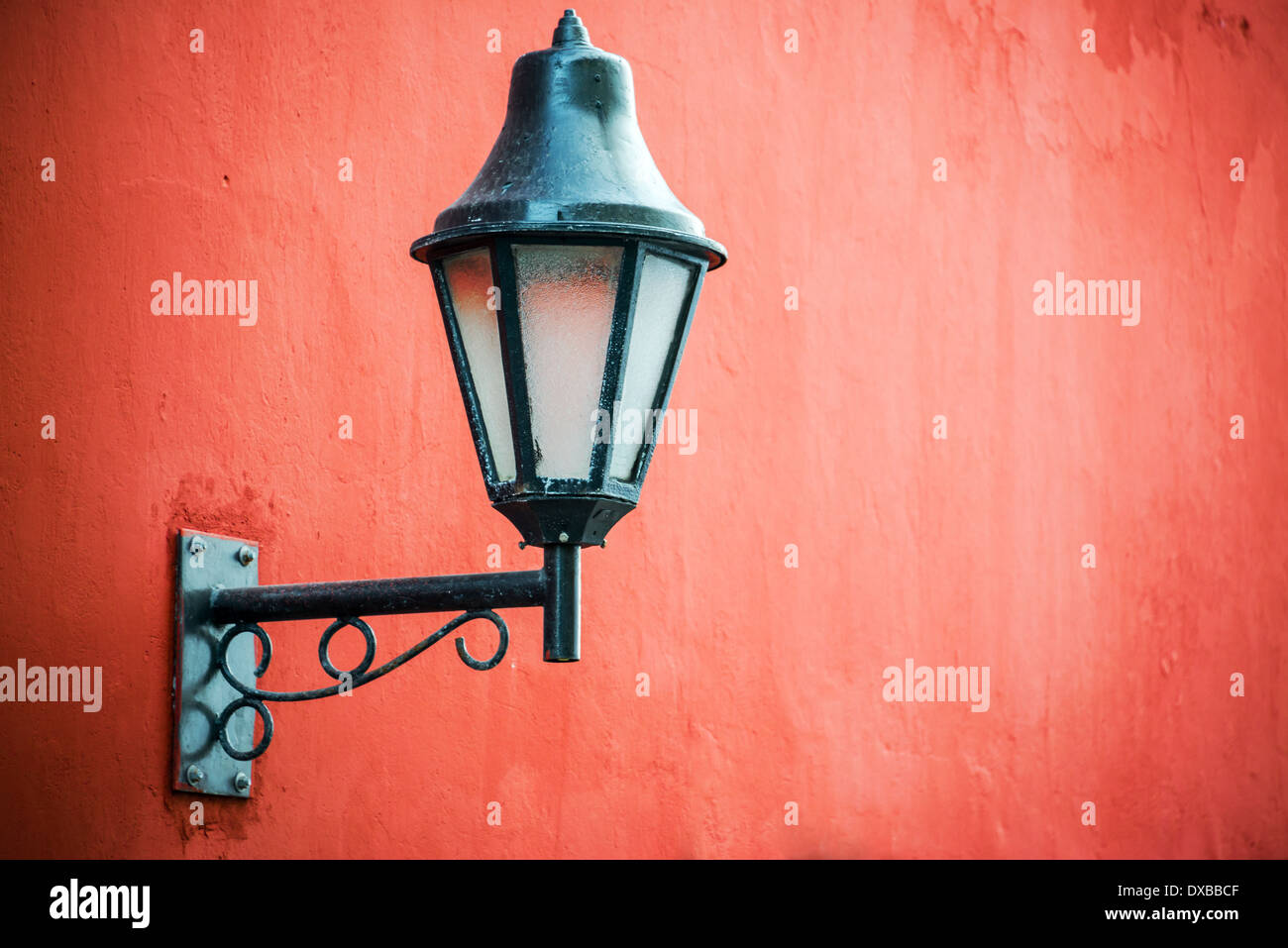 Historischen kolonialen Straße Licht Satz gegen eine lebendige rote Wand in Cartagena, Kolumbien Stockfoto