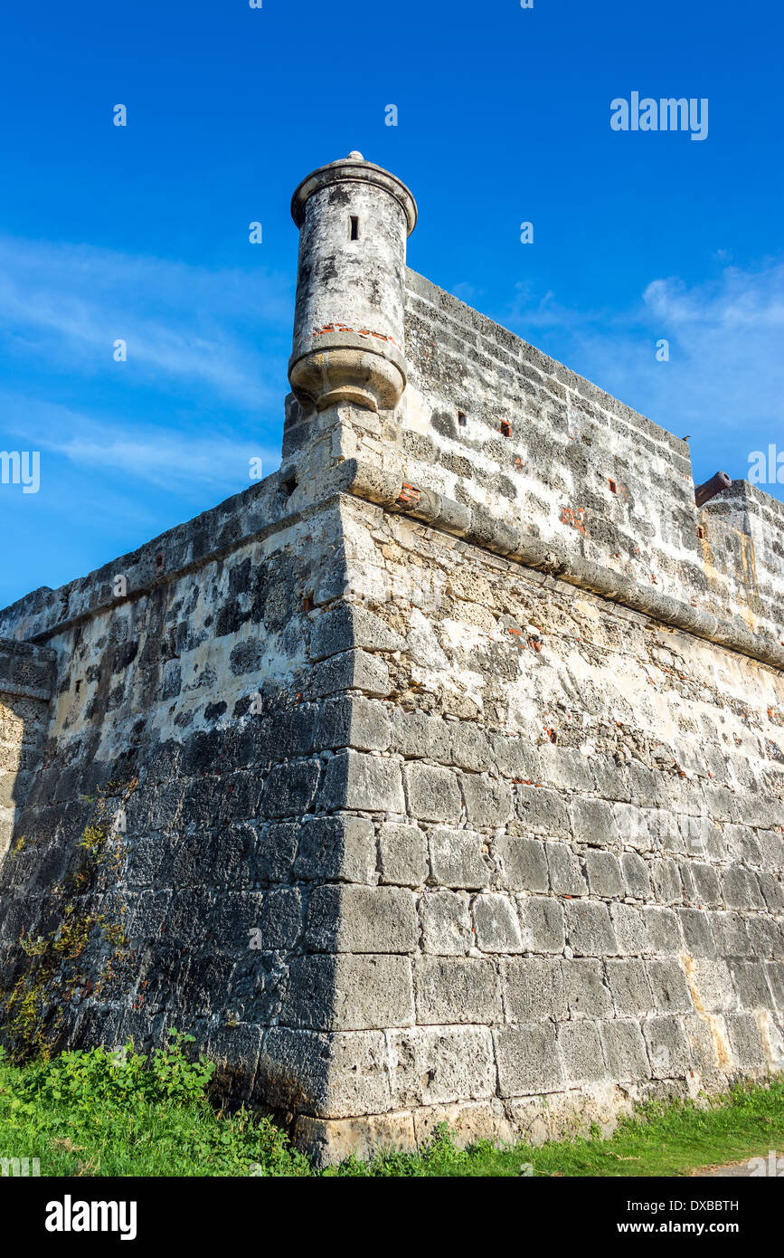 Ecke der Stadtmauer, die umgibt die Altstadt von Cartagena, Kolumbien Stockfoto