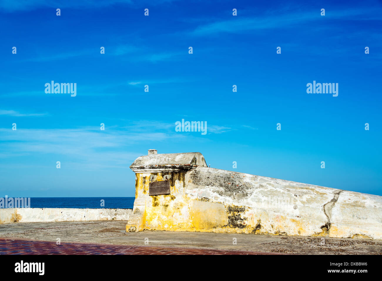 Blick von oben auf die defensive Wand von Cartagena mit tiefblauem Himmel Stockfoto