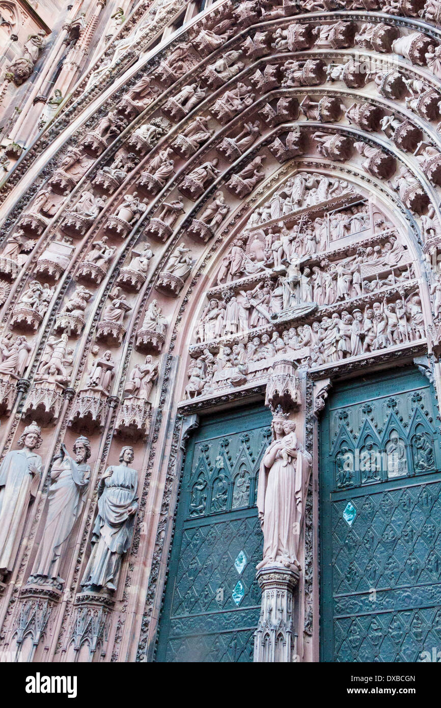 Statue der Jungfrau Maria mit Jesuskind auf der Außenseite der Notre Dame de Strasbourg, Straßburg, Frankreich Stockfoto