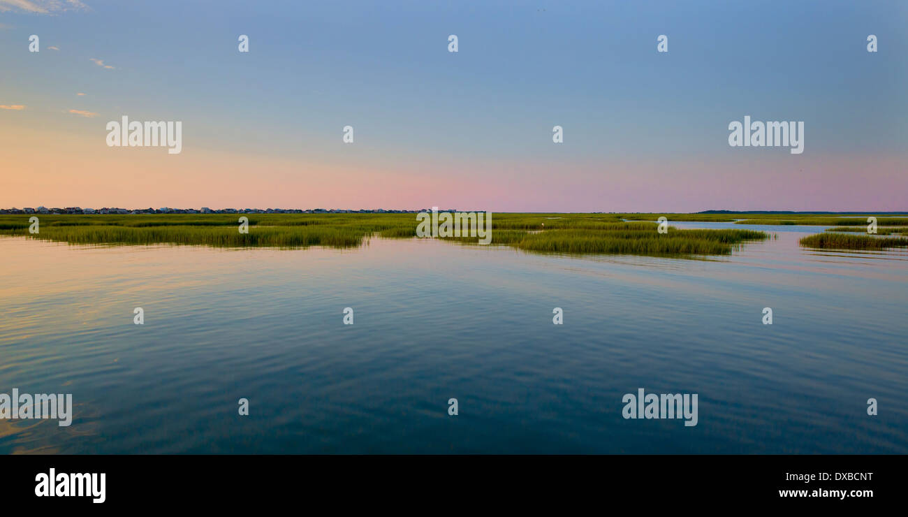Murrells Inlet bei Sonnenaufgang mit blauem Himmel Stockfoto