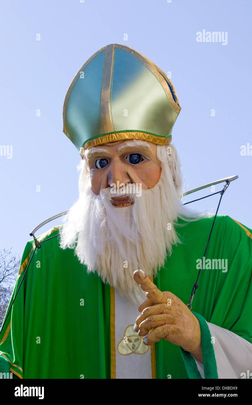 Ein riesiger St. Patrick Marionette reist durch die Straßen von London am Trafalgar Square zu beenden Stockfoto