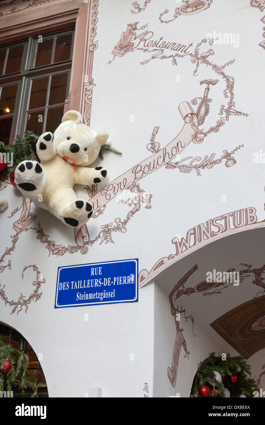 Teddybär als Weihnachtsdekoration auf der Außenseite der Au Tire-Bouchon, Straßburg, Frankreich Stockfoto