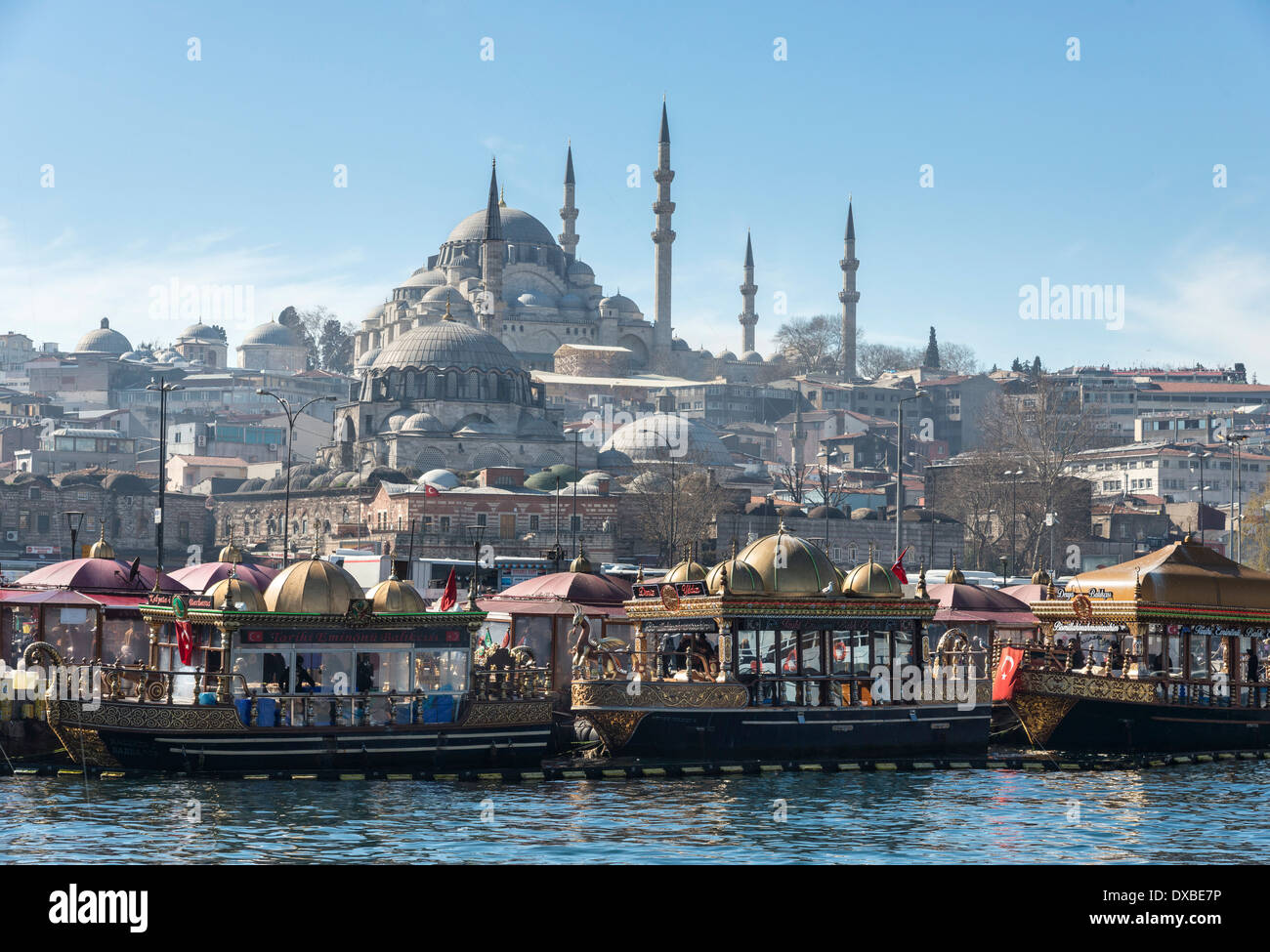 Schwimmenden Fisch-Restaurants an der Uferpromenade in Eminönü mit der Süleymaniye-Moschee auf die Skyline. Istanbul, Türkei. Stockfoto