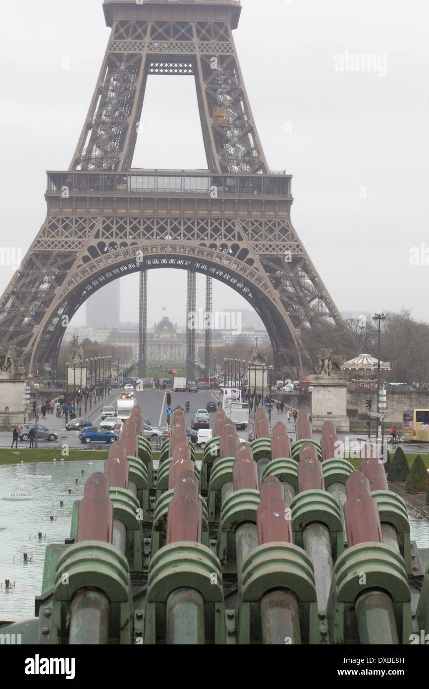 Wasser aus der Wasserwerfer aus der Trocodero in Richtung der berühmten Eiffel Tower Paris Frankreich abstrakte schießen Stockfoto