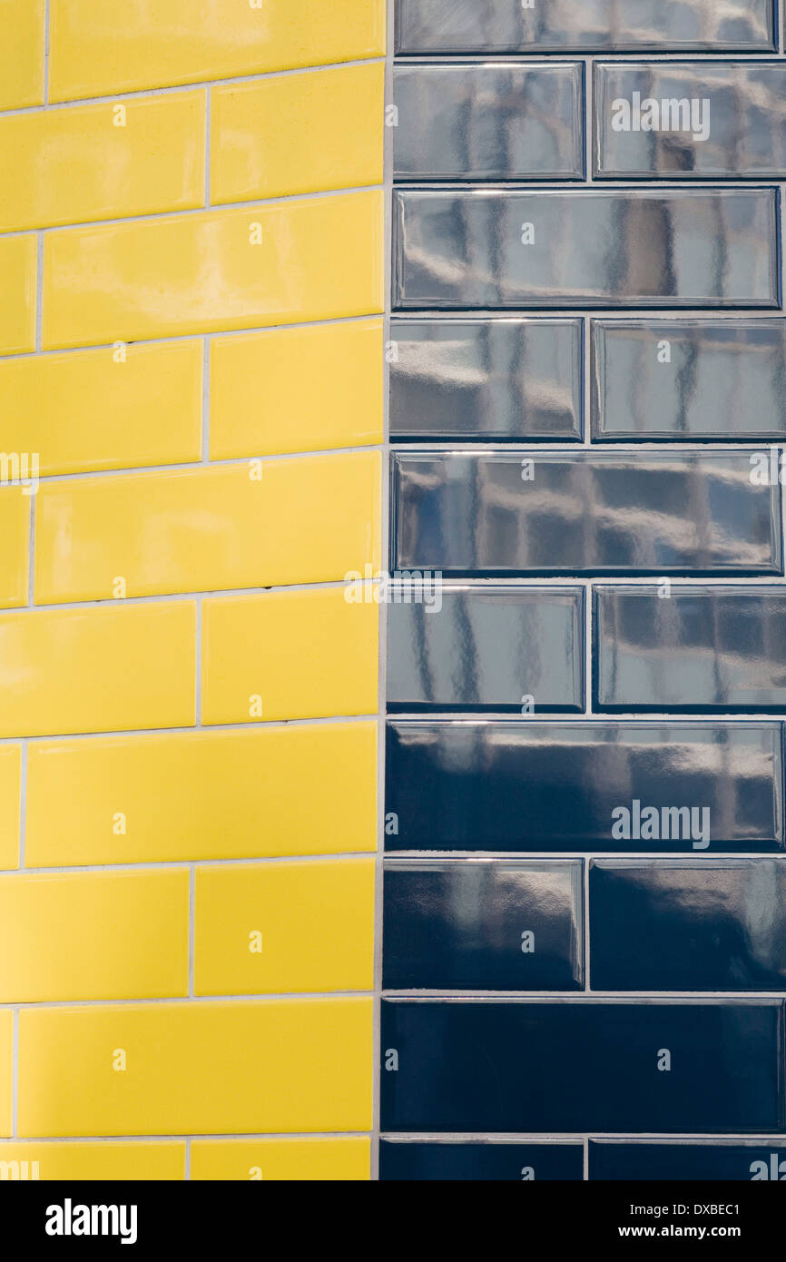 Geflieste gelbe und schwarze Wand Stockfoto