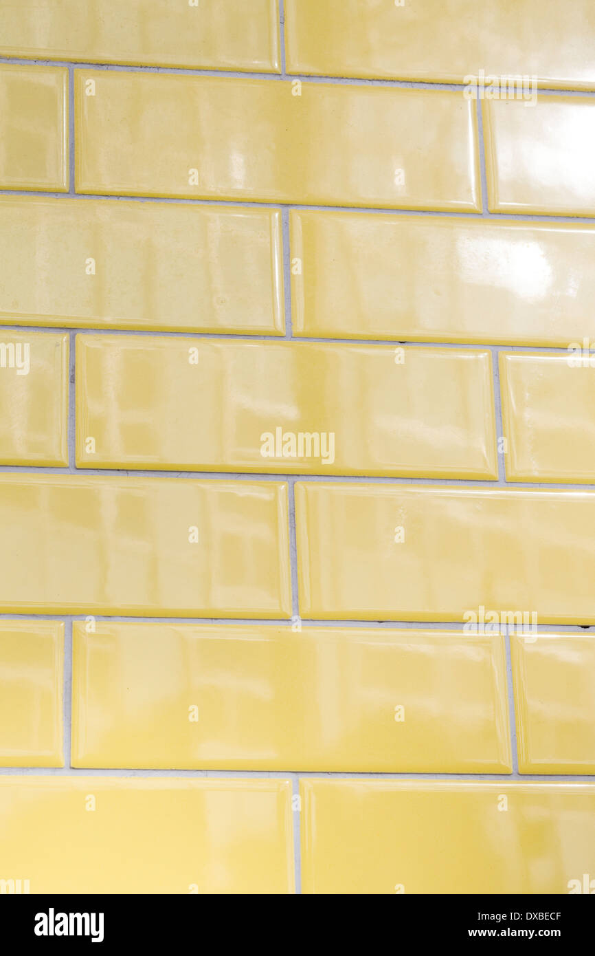 Gekachelte Yellow Brick Wall Stockfoto