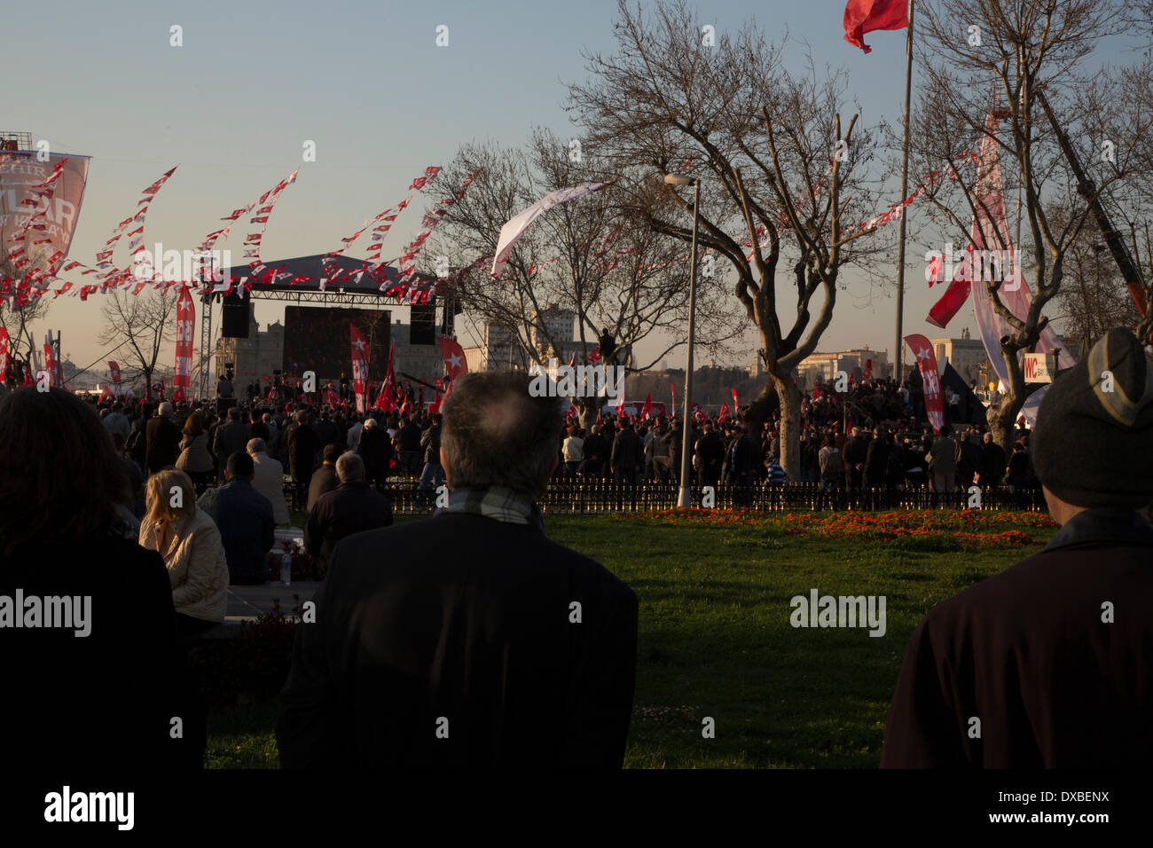 Kadiköy, Istanbul--Party Flags sind oben als Türkei rüstet sich für Regionalwahlen am 30. März stattfinden. Foto: Bikem Ekberzade Stockfoto