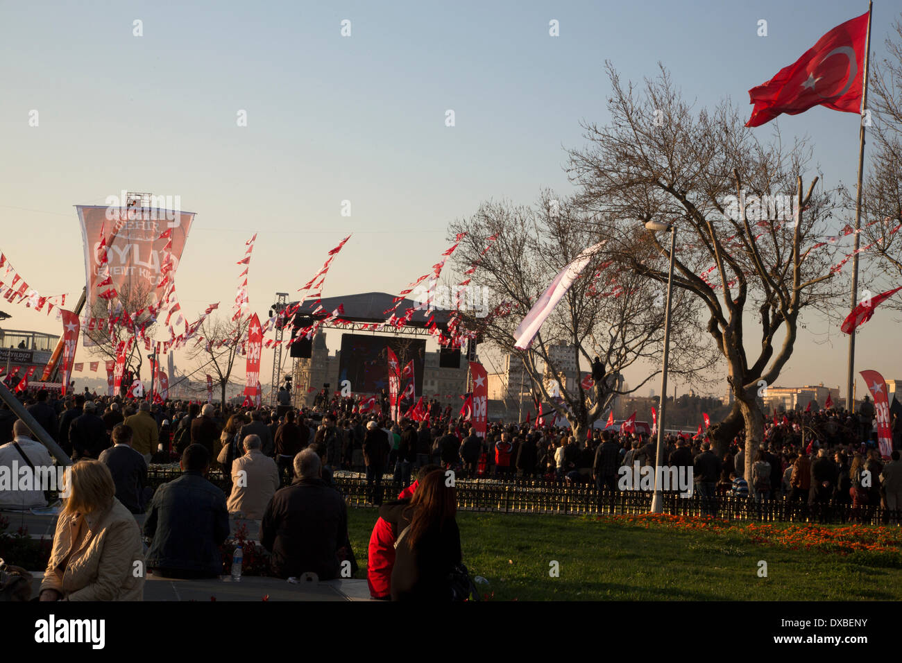 Kadiköy, Istanbul--Party Flags sind oben als Türkei rüstet sich für Regionalwahlen am 30. März stattfinden. Foto: Bikem Ekberzade Stockfoto