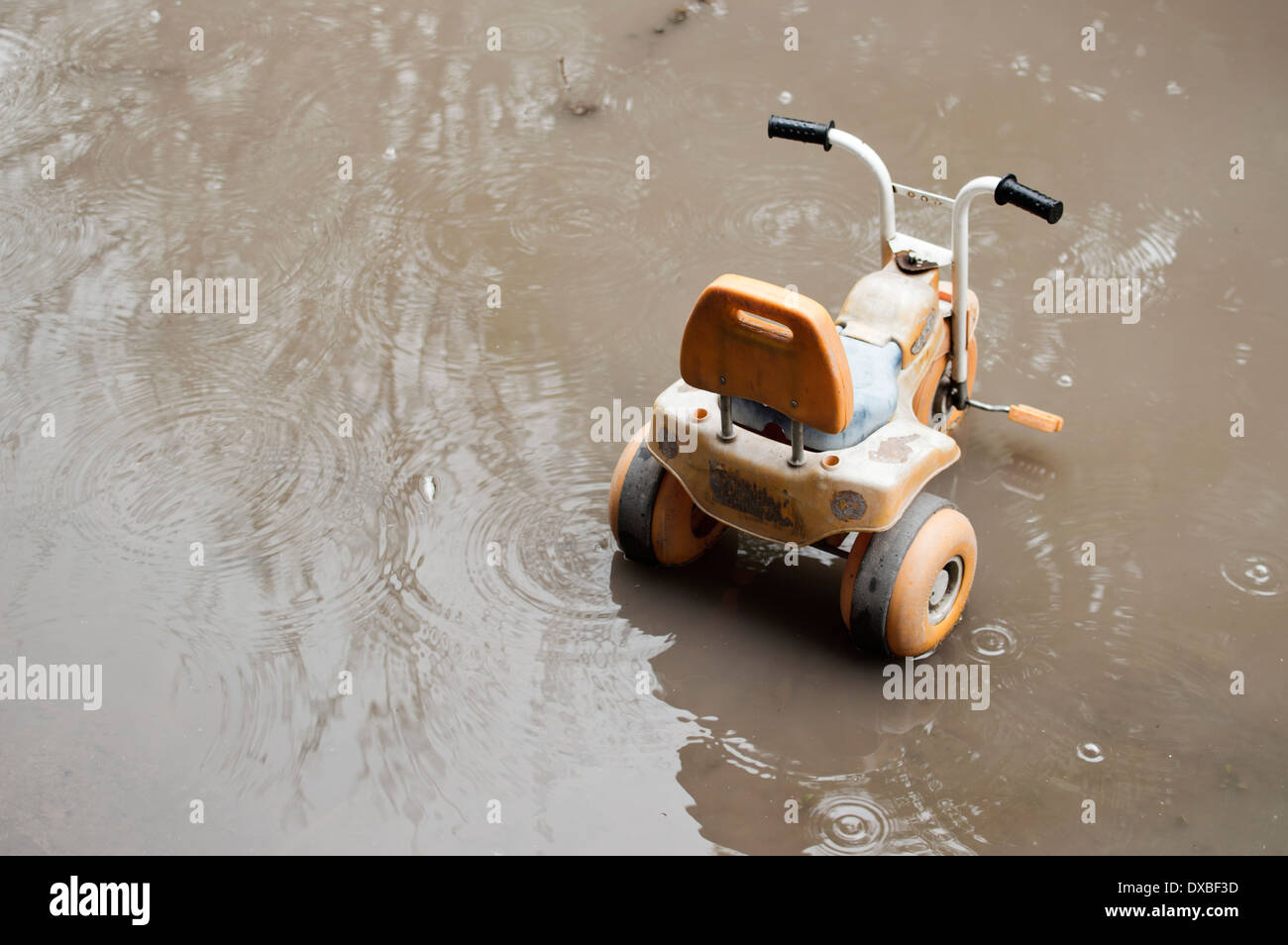 Ein Dreirad im Regen Stockfoto