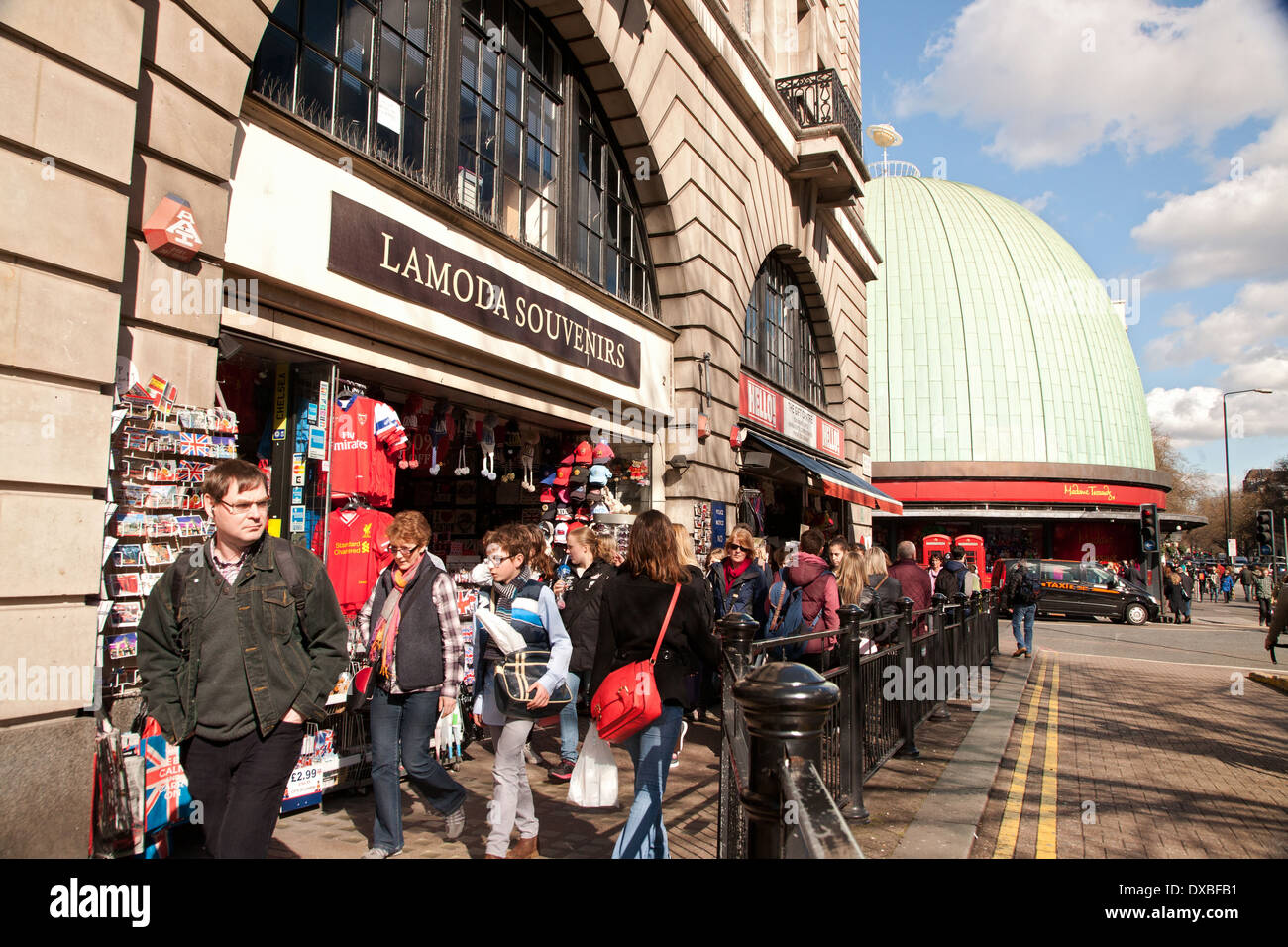 Touristen in der Baker Street mit Madame Tussauds Wachsfigurenkabinett in der Entfernung, London, UK. Stockfoto