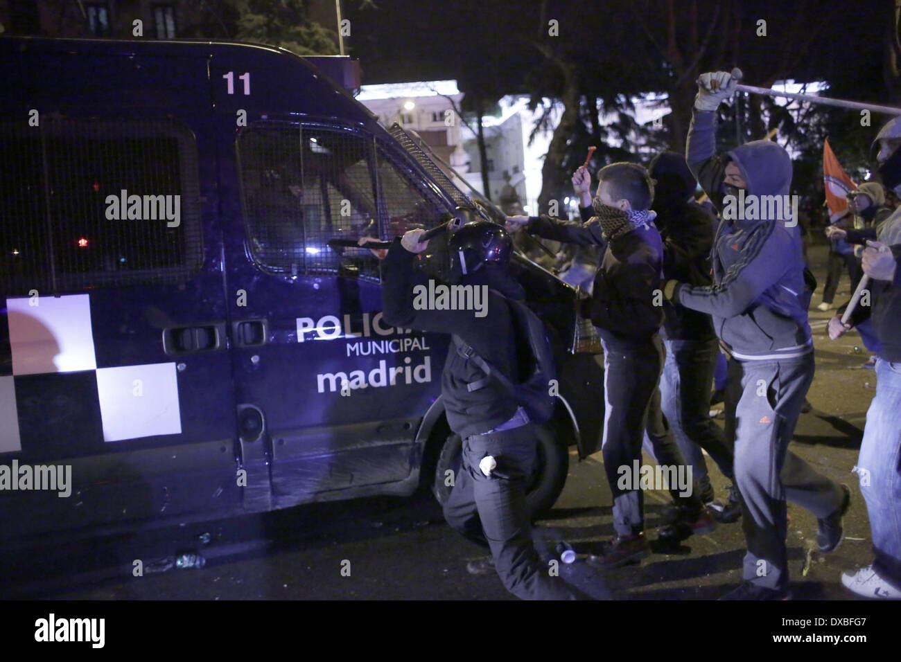 Madrid, Spanien. 22. März 2014. Demonstranten Zusammenstoß mit der Polizei während einer Protestaktion namens '' marschieren würde '' gegen die Regierung in Madrid, Spanien, Samstag, 22. März 2014. Die spanische Polizei und Demonstranten stießen während einer Demonstration gegen Sparpolitik, die Zehntausende von Menschen ins Zentrum von Madrid am Samstag zog am Ende. Die Polizei sagte in einer Erklärung, mehr als 100 Personen verletzten 55 Offiziere waren, die einige von ihnen mit schweren Wunden und 29 Personen wurden verhaftet. Bildnachweis: Rodrigo Garcia/NurPhoto/ZUMAPRESS.com/Alamy Live-Nachrichten Stockfoto