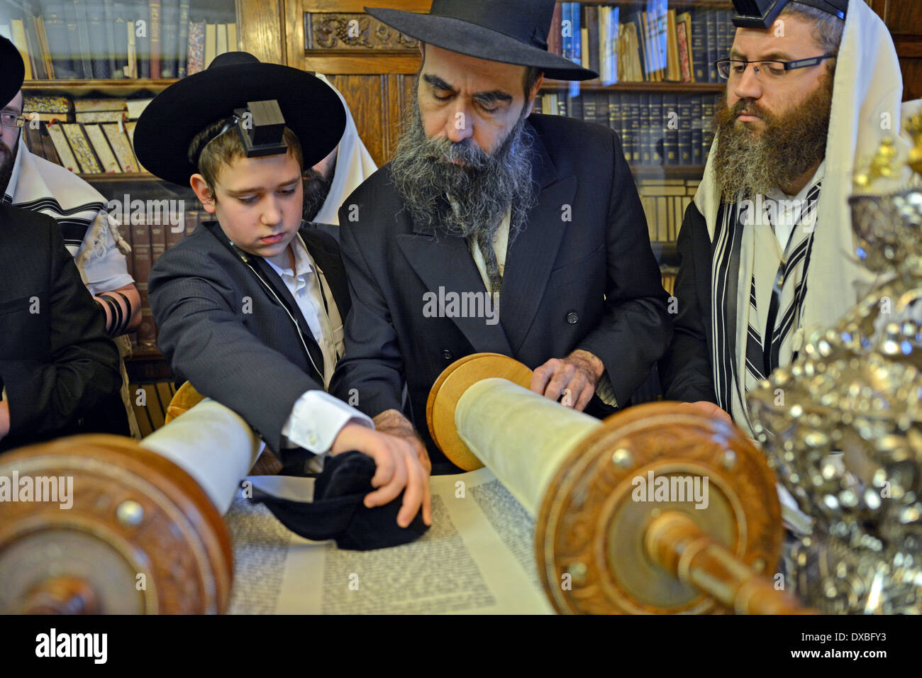 Wochentag morgens in der Rebbe Büro Dienstleistungen. Junge aufgefordert für seine Bar Mizwa die Thora. Crown Heights, Brooklyn, New York. Stockfoto