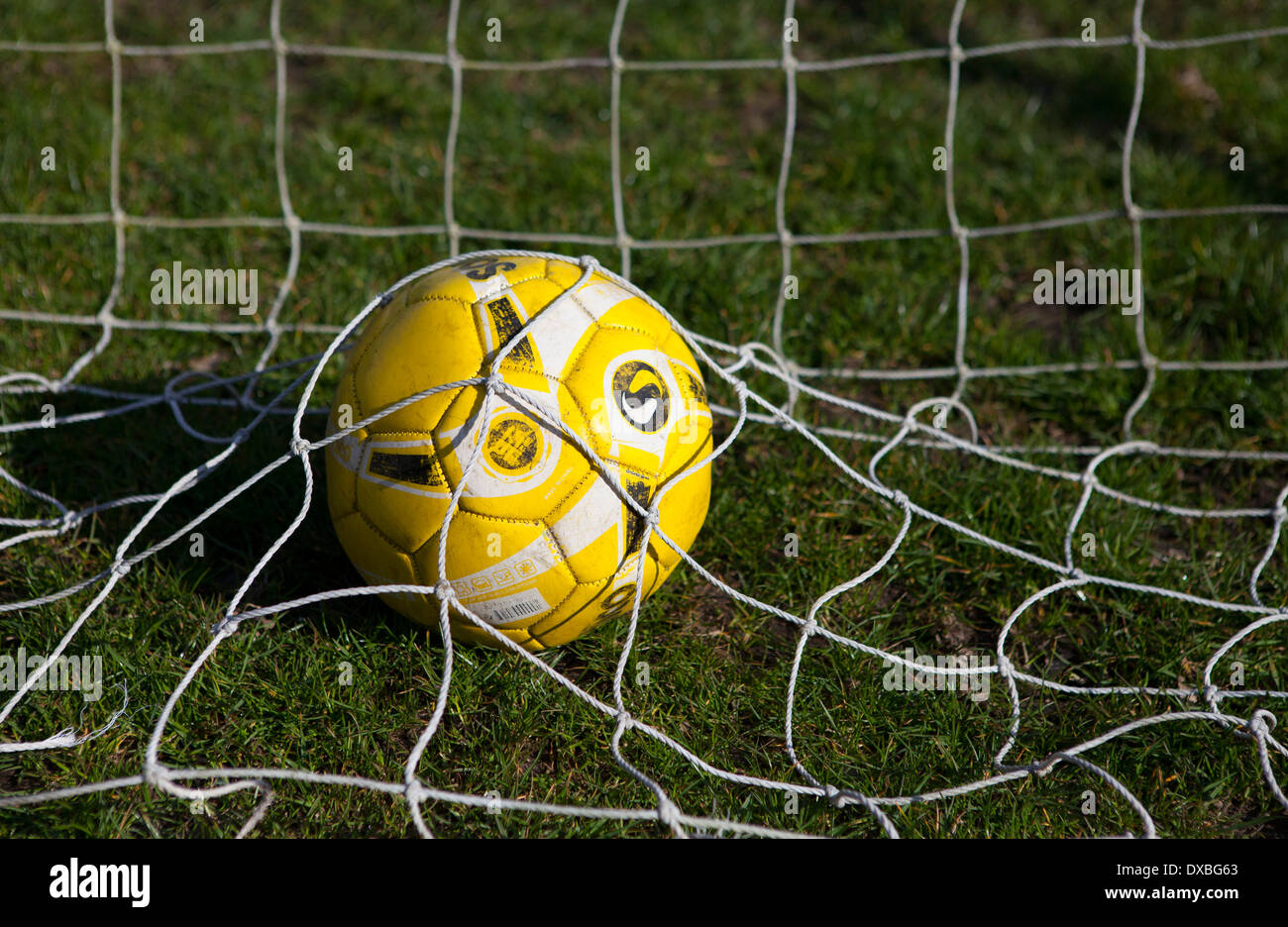 Fußball Netto Rasen UK gelb Stockfoto