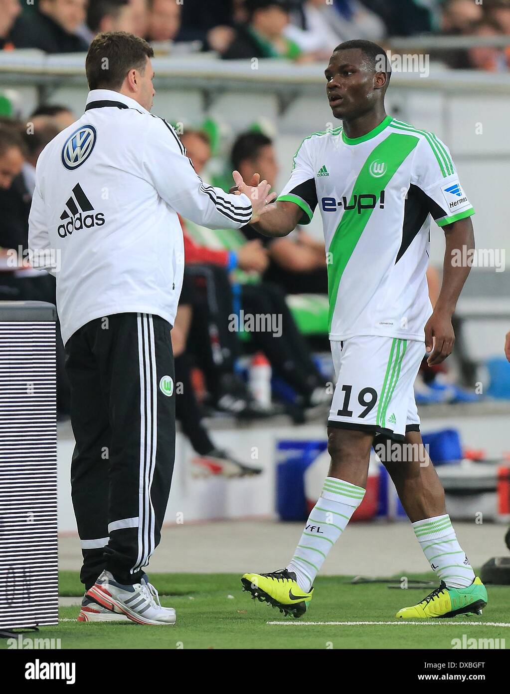 Wolfsburg, Deutschland. 22. März 2014. Wolfsburgs Trainer Dieter Hecking ersetzt Junior Malanda (R) während der Bundesliga-Fußballspiel zwischen VfL Wolfsburg und FC Augsburg in der Volkswagen Arena in Wolfsburg, Deutschland, 22. März 2014. Das Spiel endete 1: 1. Foto: JENS WOLF/Dpa/Alamy Live News Stockfoto